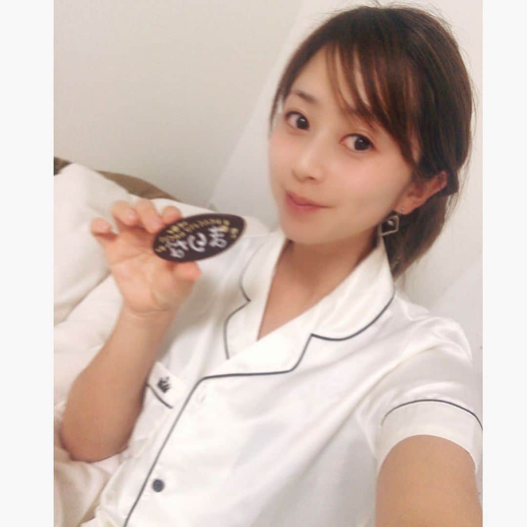 青木茉里奈のインスタグラム：「2020.4.28.Tue🍃 _______________________________________________ 20代を名残惜しんで今日を迎えました🤭w でも、、無事に30歳を迎える事が出来てとても嬉しいです 自粛の日々ですが、一刻も早いコロナ終息の為！みんなで頑張りましょう🤗 そして、この様な日々の中こんなに幸せな気持ちになれているのも、家族を始め本当に皆様のおかげです これからも、もっともっと人として成長出来る様に頑張っていきます✨ コロナが終息したら、お祝いしてください🥺w ・ ・ ・ #30th #birthday  #stayhome  #髪の毛ぼさぼさと素っぴんですみません #🙇‍♀️ #たくさんのお祝いのメッセージ本当にありがとうございます #嬉しいです  #感謝」