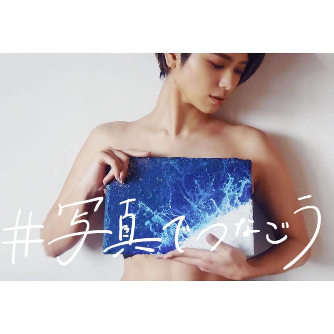 金城優華のインスタグラム：「ＧＷ直前﻿ ﻿ 私のところには﻿ 沢山の方から﻿ 「沖縄旅行予定だったけどキャンセルしました。」﻿ 「昨年から計画していたけど悩みに悩んでやめました。」﻿ 「両親との旅行楽しみにしていたけどキャンセルしました。」﻿ ﻿ とのお言葉が寄せられています。﻿ ﻿ 沖縄が好きで好きで﻿ 楽しみにしていた方……﻿ ﻿ ﻿ ﻿ みなさん﻿ 『沖縄には行かない。』﻿ 苦渋の決断をされた事でしょう。 ﻿ ﻿ ﻿ 皆さん 『ありがとうございます』﻿ ﻿ アナタがお身体を壊すリスクを抑えてくれて﻿ 沖縄の誰かが身体を壊すリスクを抑えてくれて﻿ 誰かの大切な人の命を守る行動をしてくれて﻿ ありがとうございます。﻿ ﻿ ﻿ 笑顔で﻿ 「めんそーれ(いらっしゃい!!)」﻿ を言える日が来る事を願っています。﻿ ﻿ ﻿ そんな願いを込めて すこだけでも沖縄を感じてほしくて﻿ 『Umi』を描きました。﻿ ﻿ #やーぐまい＝ #stayhome﻿ #沖縄方言1つ覚えていただけましたか？ ﻿ ﻿ #金城優華﻿ #絵﻿ #海﻿ #saveokinawa  #いつもの妄想陣諸君  #いつも通り下はチューブトップだよ。笑  #instagram  #photography  #金城優華﻿ #沖縄﻿ #お絵描き﻿ #お家時間﻿ #お家で出来ること﻿ #天然素材﻿ #stone﻿ #art﻿ #stayhome﻿  #instapic  #vscocam  #igers」