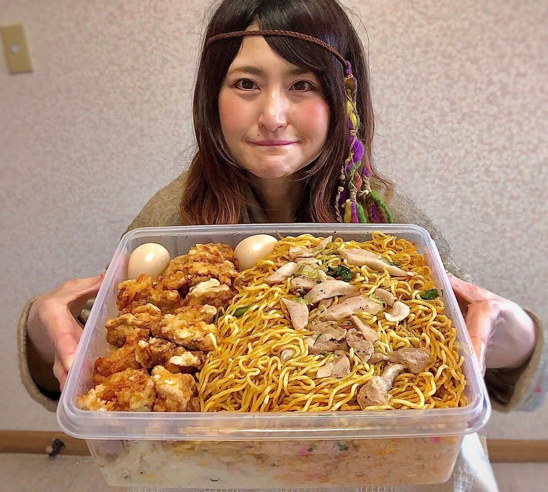アンジェラ佐藤さんのインスタグラム写真 - (アンジェラ佐藤Instagram)「仕事の移動中に巨大タッパーに食材をつめた自作弁当の｢アンジェラ移動メシ｣を食べているのですが、、、 今回特別に〈とまり木処 ひだまり〉さんに4.5kgのデカ盛り弁当を作ってもらい､テイクアウトしました〜🍱ヾ(*´∀｀*)ﾉ ﾜｰｲ  題して『自宅でアンジェラ移動メシ』 …家で食べるお弁当も中々オツなもんです(笑)  他にも アンジェラ移動メシ作ってくれるお店あったらいいなぁ〜( *´艸`) #移動メシ #とまり木処ひだまり #テイクアウト #巨大弁当 #自宅でご飯 #内容は #ザンギ11個に焼きそば500ｇに炒飯一升 #総重量4.5kg #自宅でお店と変わらぬ味を楽しめるってイイネ」4月28日 19時51分 - angela_satou