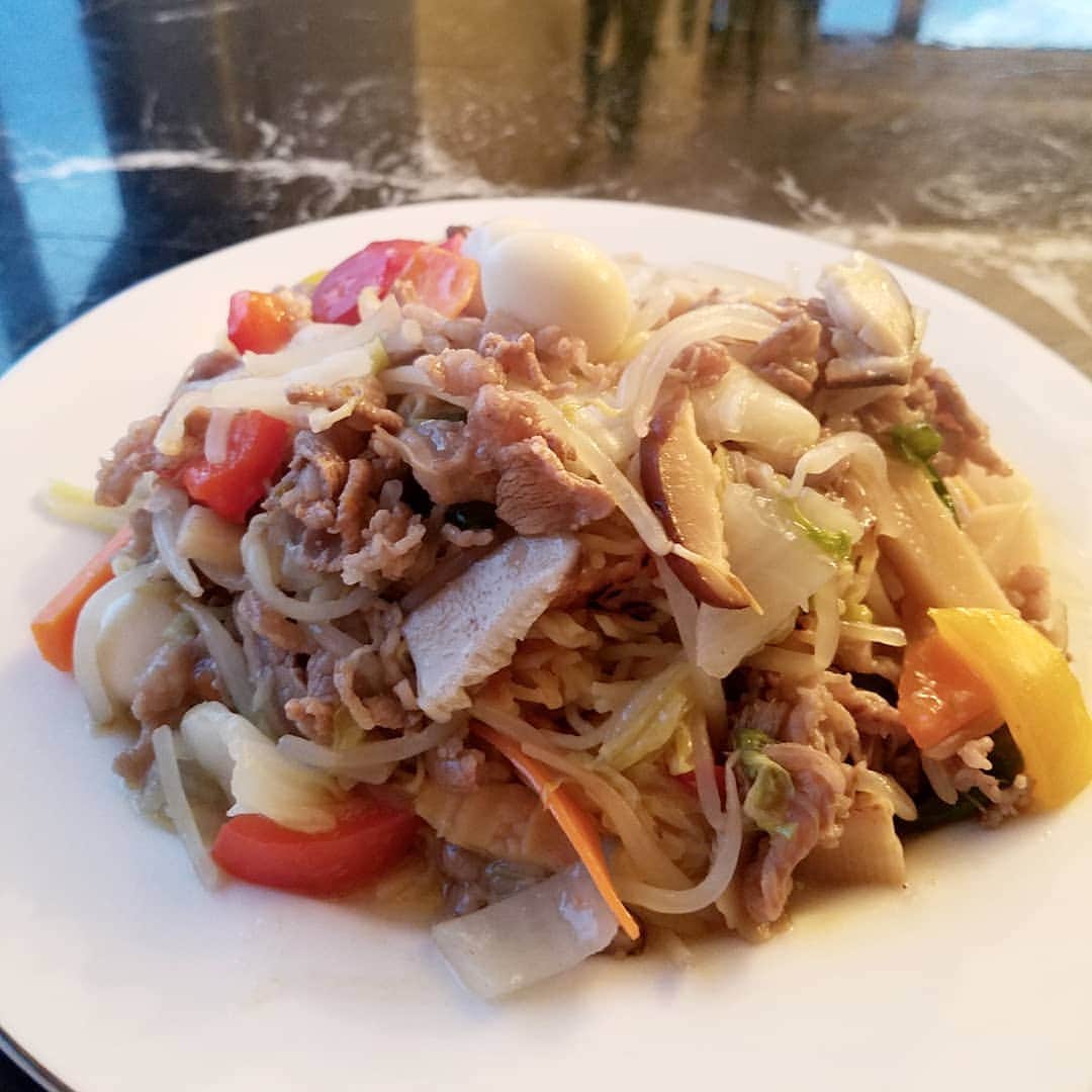 黒田啓蔵さんのインスタグラム写真 - (黒田啓蔵Instagram)「今日は、あんかけ焼きそば。 あんを作り過ぎちゃいましたぁ。 #家ご飯 #夕食 #あんかけ焼きそば #たけのこ #干し椎茸 #白菜レシピ #人参 #ピ―マン #牛肉 #うずらの卵#パプリカ」4月28日 19時52分 - kurodakeizo
