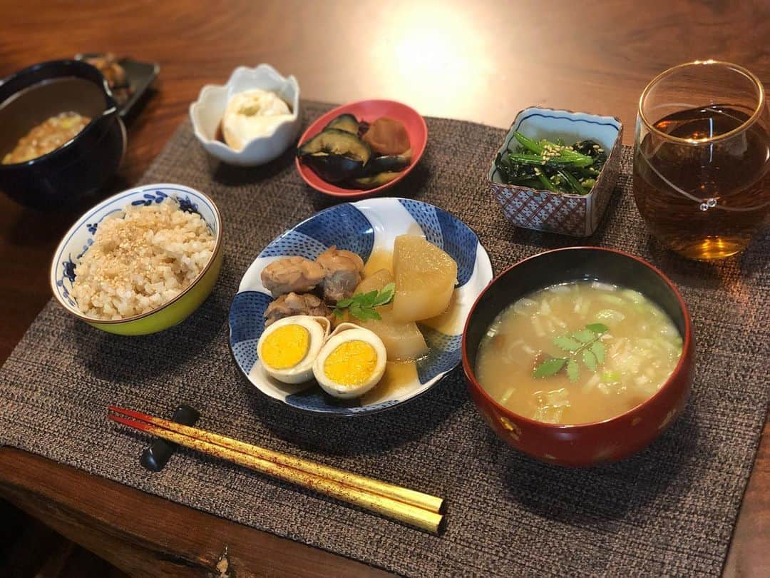 月央和沙さんのインスタグラム写真 - (月央和沙Instagram)「うちの晩ごはん🙏🏻✨ . #鶏肉と大根の煮物 #ほうれん草 #ジーマーミー豆腐 #納豆 #水なす #なめこと豆腐のお味噌汁 #玄米 #記録 #褒められると #調子にのるタイプです」4月28日 19時52分 - kazusa_tsukio