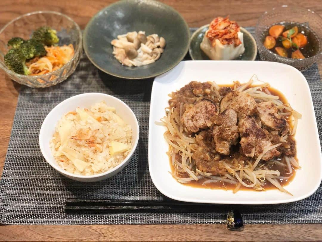 西木恵美里さんのインスタグラム写真 - (西木恵美里Instagram)「そろそろ買い出し時、ご飯🍚  #たけのこと桜海老の炊き込みご飯  #豚ヒレステーキ玉ねぎソース #人参と玉ねぎのサラダ #ブロッコリー #無限きのこ #キムチ奴 #もずく酢トマト  ずっとお家にいる方、なにをしてリフレッシュしていますか？🤔」4月28日 19時56分 - kamiyaemily