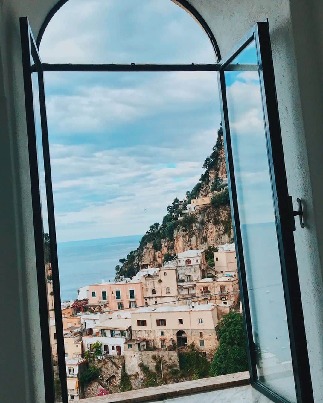小竹麻美さんのインスタグラム写真 - (小竹麻美Instagram)「2018 June｜ Positano ITALY 南イタリアのカラフルな美しすぎる街ポジターノへ。 フェレンツェ滞在後、TRENITALIAとフェリーを乗り継いで到着。（この日は嵐のような豪雨でフェリーでの船酔いは人生イチ😱）けどそんなことも忘れてしまうくらいの美しい街並み。初の南イタリアの大興奮🇮🇹 カラフルな建物で街全体が崖に面しているためアマルフィ海岸がどこからでも見えるの🥺❤️ 朝ごはんだって毎朝この光景に感激。その分、どこに行くにも急坂か階段で毎日筋肉痛だった〜。 そして、どこのお店に入っても、とにかくパスタが絶品！あとトマト！🍅色の鮮やかさから違うしフルーツみたい！カプリ島へも日帰りで遊びに行けて幻のような旅行でした🥺また行こうね〜〜❤️ #positano#amalficoast#italy#italia#trip#ポジターノ#イタリア#南イタリア#アマルフィ」4月28日 20時08分 - asamikotake