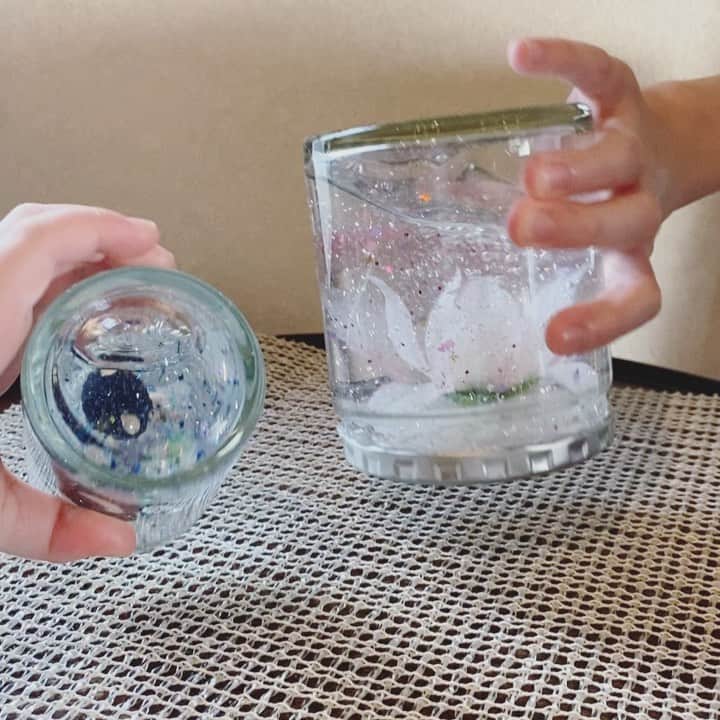 畑野ひろ子のインスタグラム：「今日は、楽しくスノードーム作り。 光の中でキラキラ✨凄く綺麗です😍 思わず出た次女の、「きれいで、、、ござる」🤣なんで、ござるという言葉がでたのか😂  #お家時間 #スノードーム作り #スノードーム」