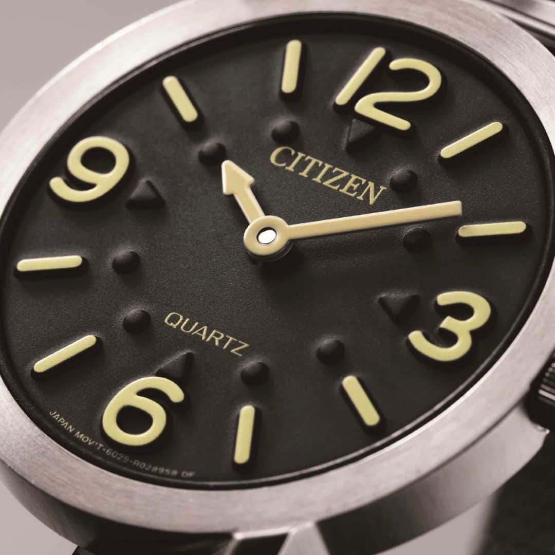 CITIZEN（シチズン時計）さんのインスタグラム写真 - (CITIZEN（シチズン時計）Instagram)「すべての人に腕時計をする楽しさを☺️ ・ 「触って時間を読む時計｣ ・ 視覚障害者の方にもお使いいただける腕時計。 ・ 3月の発売開始以来、おかげ様で多くの方にご愛用いただいております。 ・ 文字板を覆うガラスのフタを開けて 凹凸を施した文字板と針に触れることで、時間を確かめられるようになっています🙂 ・ ケースサイズも34mmとボーイズサイズ。 ・ 中高生の方や女性にも着けていただけますよ☺️ ・ バンドも専用の工具も必要なく簡単に調整できますので、シェアウオッチとしても✨ ・ 状況が落ち着きましたら、ぜひ店頭でご試着いただけると嬉しいです！ ・ さて、明日からゴールデンウィークに入る方も多いですね。 ・ 大変な状況が続き、心身ともにお疲れの方も多いかと思います。 ・ どうかお家でゆっくり体を休めてくださいね☺️ ・ 👉 @citizenwatchjp 詳細はストーリーズのリンクよりご覧ください！ ・ 【時計　希望小売価格　14,000円　消費税非課税対象】 ・ #シチズン #マイシチズン #インクルーシブデザイン #視覚障害 #視覚障害者時計 #盲人時計 #inclusivewatches #時計 #腕時計 #腕時計くら部 #時計好きな人と繋がりたい #watch #watches #japanwatch #citizenwatch #citizenwatches #betterstartsnow」4月28日 20時10分 - citizenwatchjp