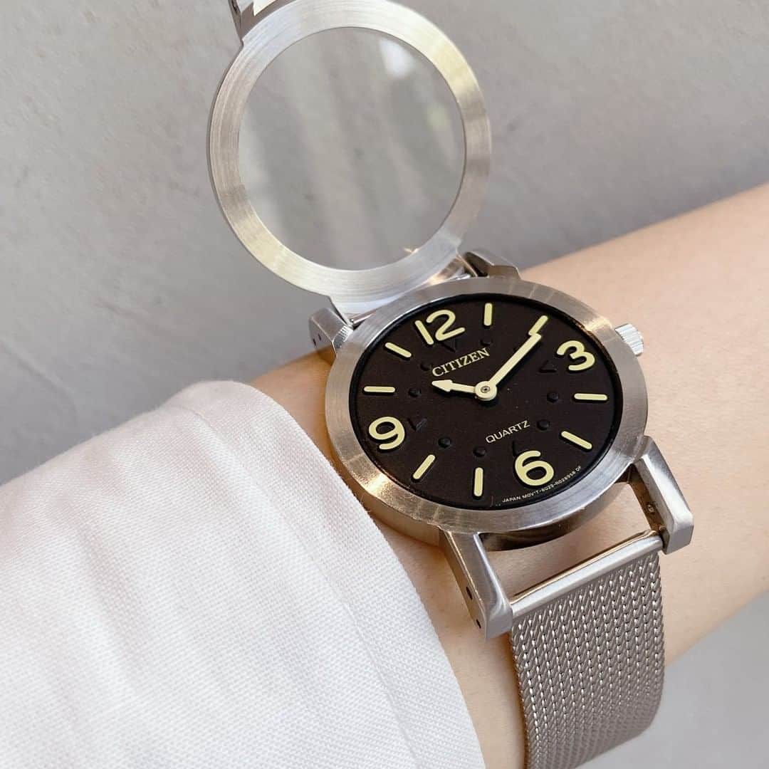 CITIZEN（シチズン時計）さんのインスタグラム写真 - (CITIZEN（シチズン時計）Instagram)「すべての人に腕時計をする楽しさを☺️ ・ 「触って時間を読む時計｣ ・ 視覚障害者の方にもお使いいただける腕時計。 ・ 3月の発売開始以来、おかげ様で多くの方にご愛用いただいております。 ・ 文字板を覆うガラスのフタを開けて 凹凸を施した文字板と針に触れることで、時間を確かめられるようになっています🙂 ・ ケースサイズも34mmとボーイズサイズ。 ・ 中高生の方や女性にも着けていただけますよ☺️ ・ バンドも専用の工具も必要なく簡単に調整できますので、シェアウオッチとしても✨ ・ 状況が落ち着きましたら、ぜひ店頭でご試着いただけると嬉しいです！ ・ さて、明日からゴールデンウィークに入る方も多いですね。 ・ 大変な状況が続き、心身ともにお疲れの方も多いかと思います。 ・ どうかお家でゆっくり体を休めてくださいね☺️ ・ 👉 @citizenwatchjp 詳細はストーリーズのリンクよりご覧ください！ ・ 【時計　希望小売価格　14,000円　消費税非課税対象】 ・ #シチズン #マイシチズン #インクルーシブデザイン #視覚障害 #視覚障害者時計 #盲人時計 #inclusivewatches #時計 #腕時計 #腕時計くら部 #時計好きな人と繋がりたい #watch #watches #japanwatch #citizenwatch #citizenwatches #betterstartsnow」4月28日 20時10分 - citizenwatchjp
