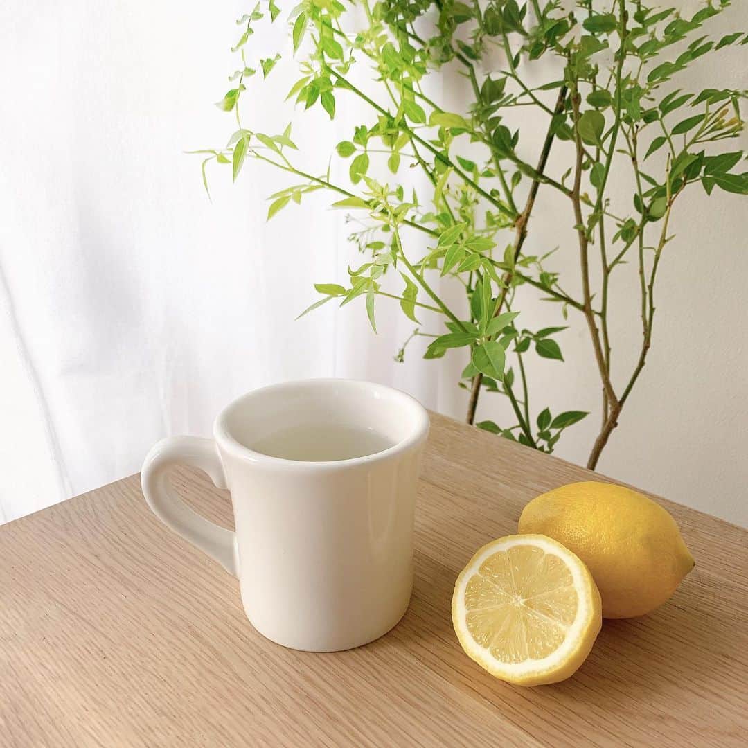 Sayakaのインスタグラム：「* 毎日の習慣🌞 冷え性なのと、まだ朝晩は冷えるのもあって レモン白湯つづけてます🍋  時間がある今は正しい白湯の作り方で、 ちゃんとお湯を沸かすところから丁寧に☺️✨ . . #stayhome #お家時間」