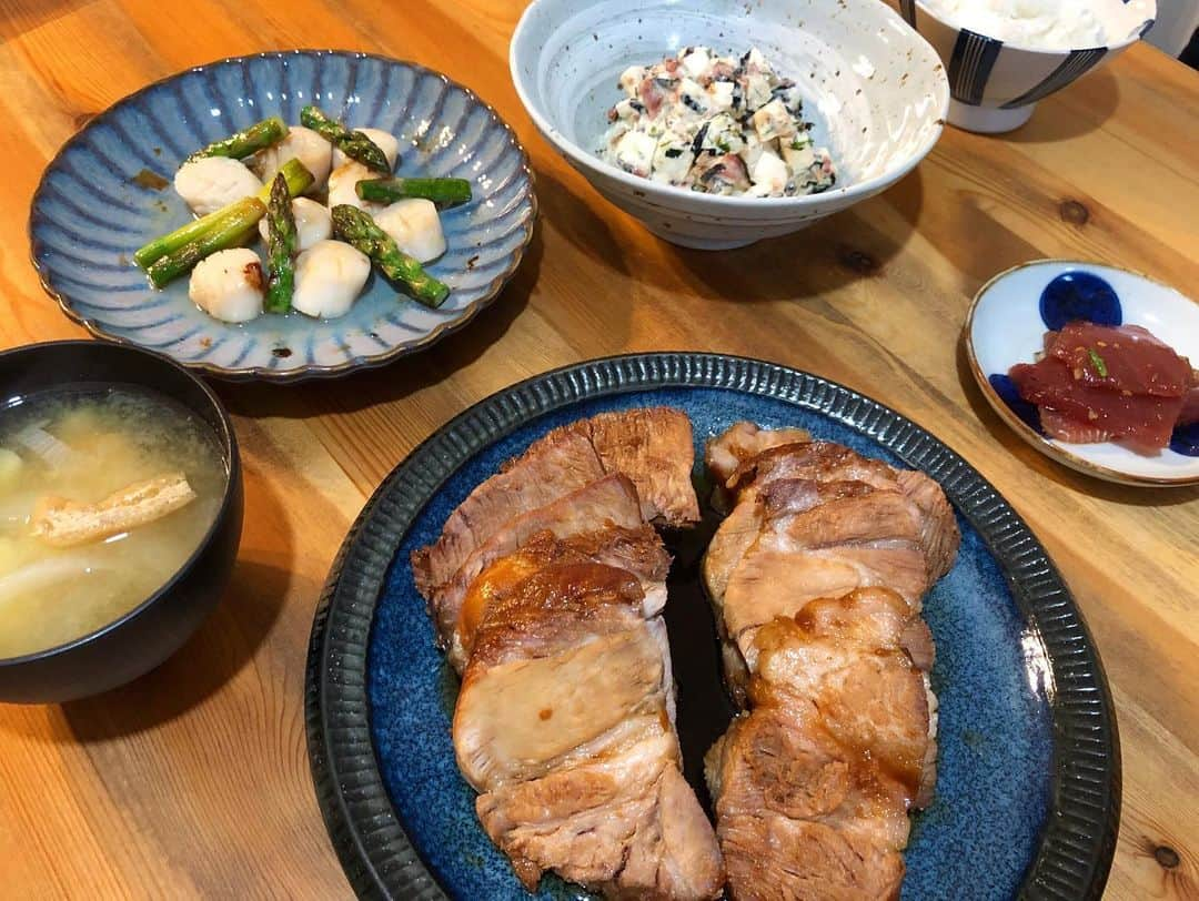 吹田早哉佳さんのインスタグラム写真 - (吹田早哉佳Instagram)「#今日の夜ごはん  祖母が作った#焼き豚 が大好きで… 真似して作ってみました。 美味しいんだけど、やっぱり祖母の方が美味しいなぁ〜 レシピを聞いても、醤油どばぁ〜と入れるやろ？日本酒も1本くらいいれるやろ？とかで祖母の味に近づくのはなかなか難しい…  あとは #長芋と梅肉の和え物 #ほたてとアスパラのバター醤油 #漬けまぐろ　（昼の残り） #じゃがいもと玉ねぎのお味噌汁  #stayhome #おうちごはん #祖母の味」4月28日 20時16分 - sayaka.0623