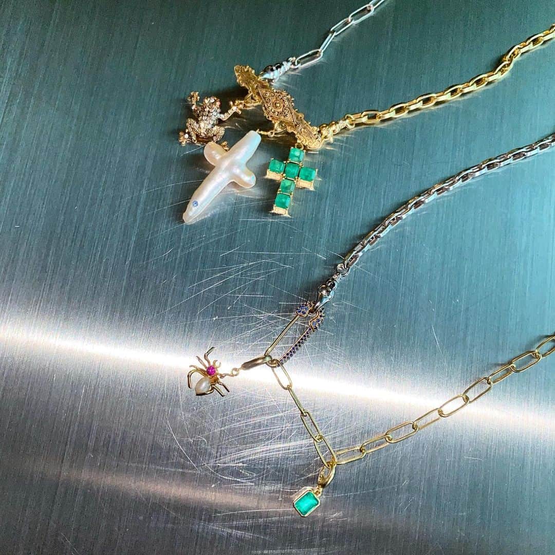 稲木ジョージのインスタグラム：「Personalized your @milamorejewelry duo chains and charms with antique brooches 🧷⛓ アンティークのブローチに、ミラモアのデュオチェーンと、チャームをつけてスタイリングしてみた😎」