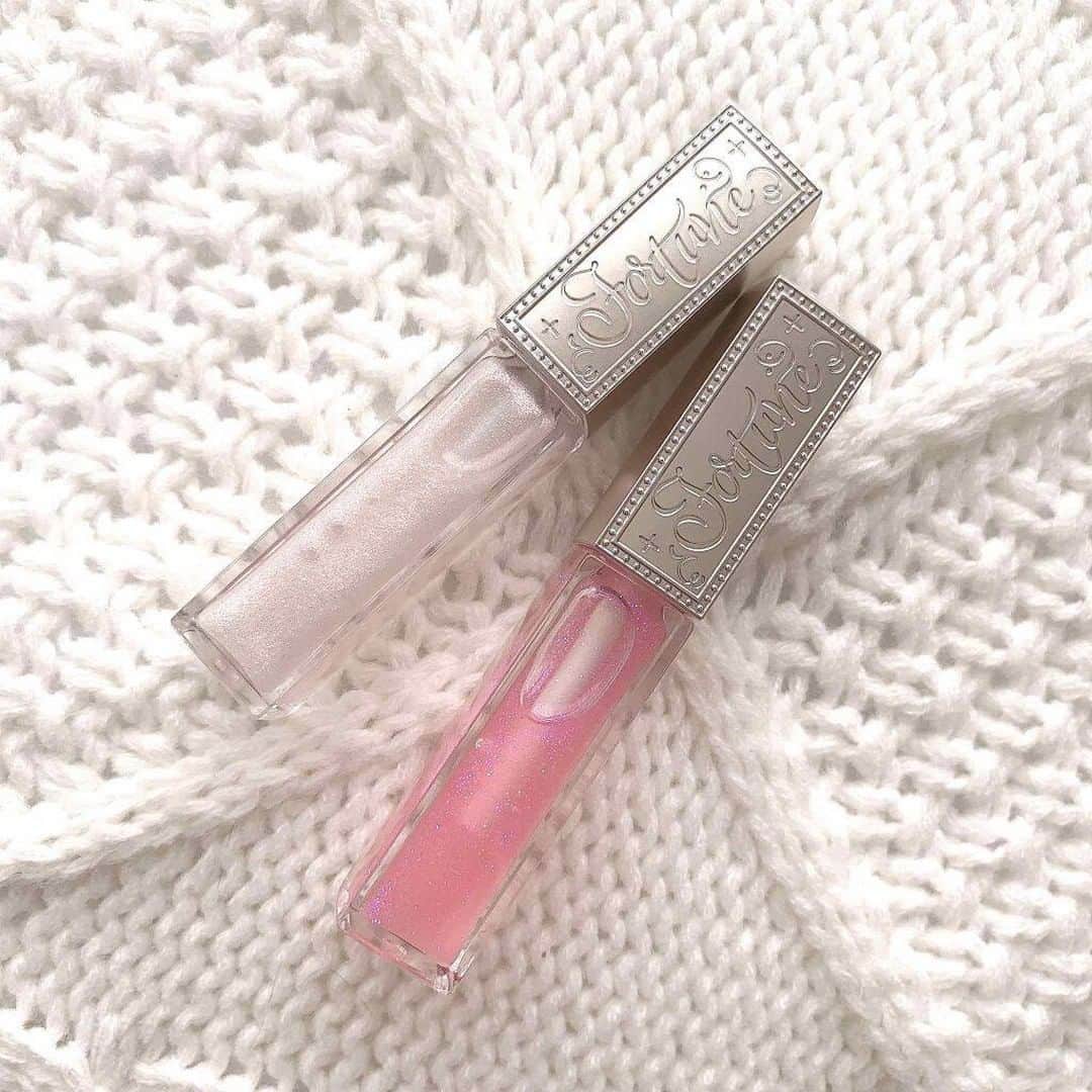LIPS(リップス)-コスメ・メイク動画さんのインスタグラム写真 - (LIPS(リップス)-コスメ・メイク動画Instagram)「. 【Fortune ニュアンスグロス】﻿ ﻿ 店頭に並んでいて何気なくスウォッチしたら驚いた激カワグロスをご紹介です🙆‍♀️﻿ ﻿ ┈┈┈┈┈┈┈┈┈┈﻿ ﻿ 〇fortune リップスターダム﻿ 1,400円﻿ ﻿ 〇fortune リップイルミネイト﻿ 1,400円﻿ ﻿ ┈┈┈┈┈┈┈┈┈┈﻿ ﻿ リップスターダムが大粒青ラメ✨﻿ ﻿ イルミネイトが細かい多色ラメのリップ💄﻿ ﻿ 着け心地が軽いのにラメ残りがすごい…！﻿ スパチュラには全然ついてない感じがするのに﻿ 塗ってみるとぶわっとラメがしっかり乗る。﻿ ﻿ プチプラではありえないレベルでキラキラのラメが乗ります。﻿ ﻿ ぼってりしてなくてサラサラめ﻿ グロスの重い感じが苦手な方にはおすすめ！﻿ ﻿ 色は両方とも無いので﻿ 手持ちのリップに合わせて上から重ねるとめちゃくちゃ可愛いです🥺﻿ ﻿ パケも心躍るしリニューアル後のfortuneめっちゃすごい！！！﻿ と好きなブランドになるレベルでオススメです💕﻿ ﻿. All Contents From： なまこ  #lipscosme #ラメグロス #フォーチュン #コスメ好きさんと繋がりたい #コスメ好き #プチプラコスメ #コスメ購入品 #コスメマニア #コスメレポ #コスメ紹介 #コスメレビュー #コスメ垢 #コスメ好きな人と繋がりたい #コスメオタク #新作コスメ #春コスメ #おすすめコスメ #メイク #メイク好きな人と繋がりたい #ヘアメイク #メイクアップ #今日のメイク #アイメイク #メイク好きさんと繋がりたい #メイク好き #ナチュラルメイク #韓国メイク #イエベ #ブルベ #コスメがわかるハッシュタグ」4月28日 20時30分 - lipsjp