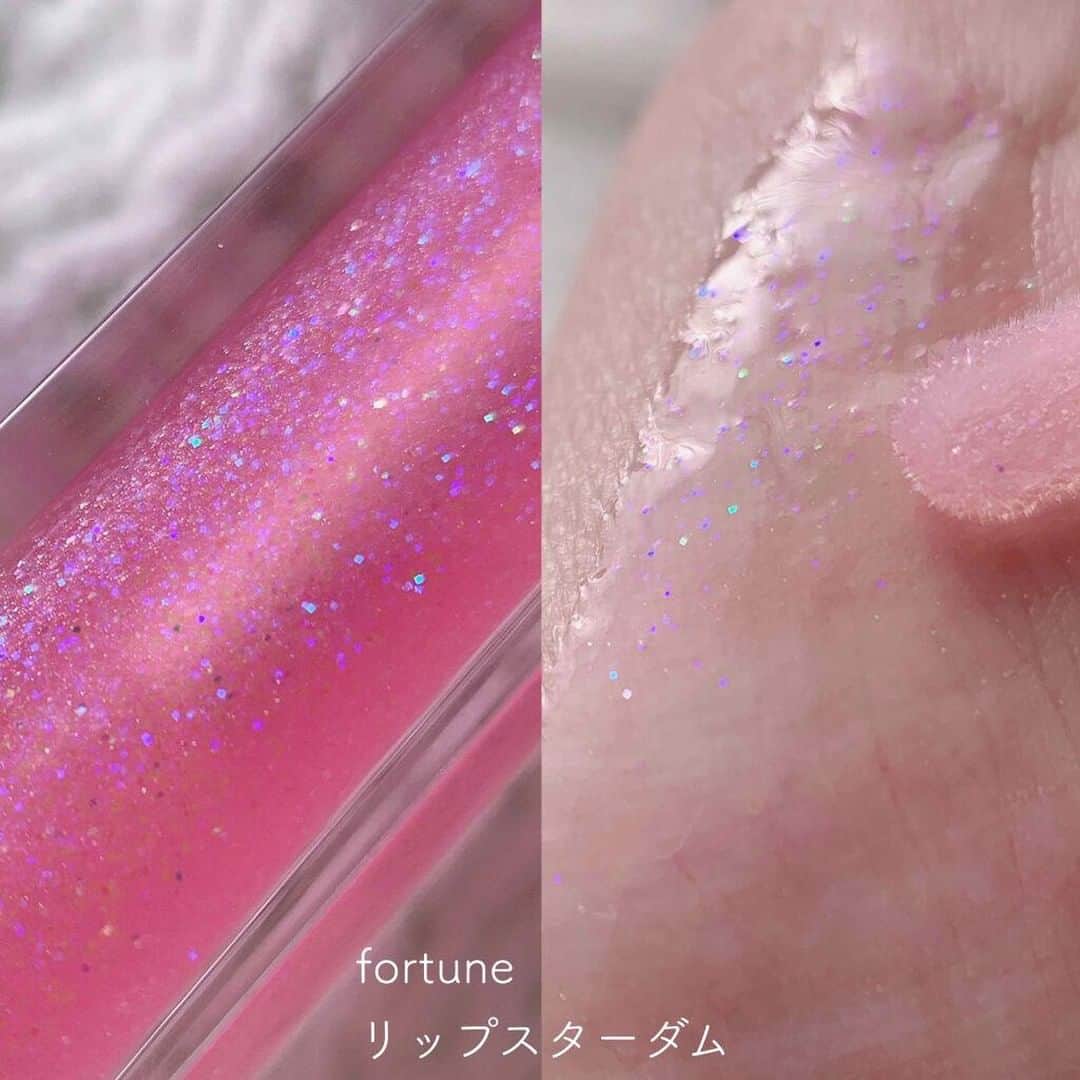 LIPS(リップス)-コスメ・メイク動画さんのインスタグラム写真 - (LIPS(リップス)-コスメ・メイク動画Instagram)「. 【Fortune ニュアンスグロス】﻿ ﻿ 店頭に並んでいて何気なくスウォッチしたら驚いた激カワグロスをご紹介です🙆‍♀️﻿ ﻿ ┈┈┈┈┈┈┈┈┈┈﻿ ﻿ 〇fortune リップスターダム﻿ 1,400円﻿ ﻿ 〇fortune リップイルミネイト﻿ 1,400円﻿ ﻿ ┈┈┈┈┈┈┈┈┈┈﻿ ﻿ リップスターダムが大粒青ラメ✨﻿ ﻿ イルミネイトが細かい多色ラメのリップ💄﻿ ﻿ 着け心地が軽いのにラメ残りがすごい…！﻿ スパチュラには全然ついてない感じがするのに﻿ 塗ってみるとぶわっとラメがしっかり乗る。﻿ ﻿ プチプラではありえないレベルでキラキラのラメが乗ります。﻿ ﻿ ぼってりしてなくてサラサラめ﻿ グロスの重い感じが苦手な方にはおすすめ！﻿ ﻿ 色は両方とも無いので﻿ 手持ちのリップに合わせて上から重ねるとめちゃくちゃ可愛いです🥺﻿ ﻿ パケも心躍るしリニューアル後のfortuneめっちゃすごい！！！﻿ と好きなブランドになるレベルでオススメです💕﻿ ﻿. All Contents From： なまこ  #lipscosme #ラメグロス #フォーチュン #コスメ好きさんと繋がりたい #コスメ好き #プチプラコスメ #コスメ購入品 #コスメマニア #コスメレポ #コスメ紹介 #コスメレビュー #コスメ垢 #コスメ好きな人と繋がりたい #コスメオタク #新作コスメ #春コスメ #おすすめコスメ #メイク #メイク好きな人と繋がりたい #ヘアメイク #メイクアップ #今日のメイク #アイメイク #メイク好きさんと繋がりたい #メイク好き #ナチュラルメイク #韓国メイク #イエベ #ブルベ #コスメがわかるハッシュタグ」4月28日 20時30分 - lipsjp
