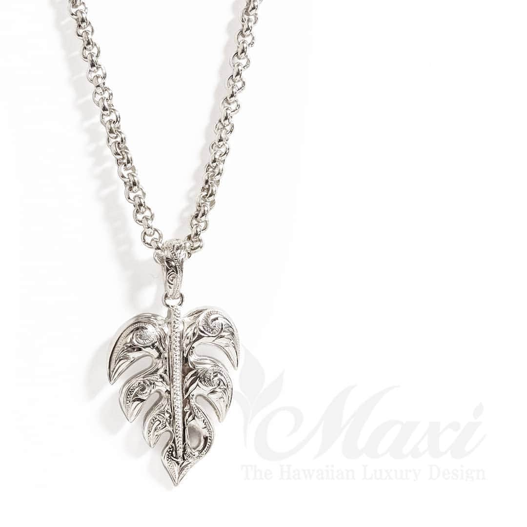 のインスタグラム：「Monstera motif pendant engraved Hawaiian traditional design🤙✨ #maxi #maxihawaiianjewelry #hawaiianjewelry #hawaiianheirloom #engraving #hawaii #hawaiian #pendant #monstera #マキシ #マキシハワイアンジュエリー #ハワイアンジュエリー #ハワイ #ハワイアン #ペンダントトップ #モンステラ」