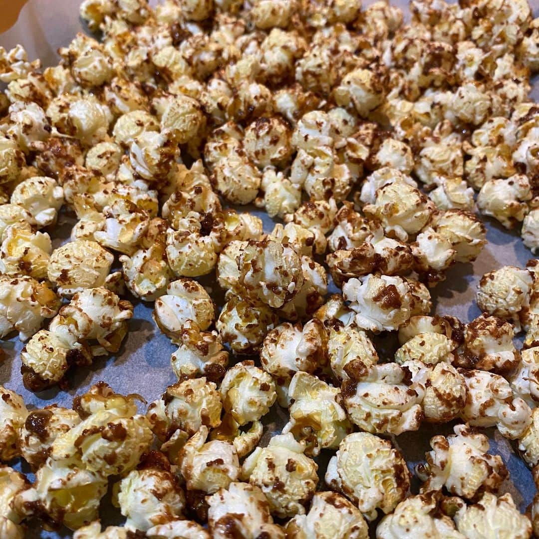 野間美由紀のインスタグラム：「キャラメルポップコーン作りました。🍿🌽 ソースがちょっと控えめだったので、次はもう少し多めに作ります。」