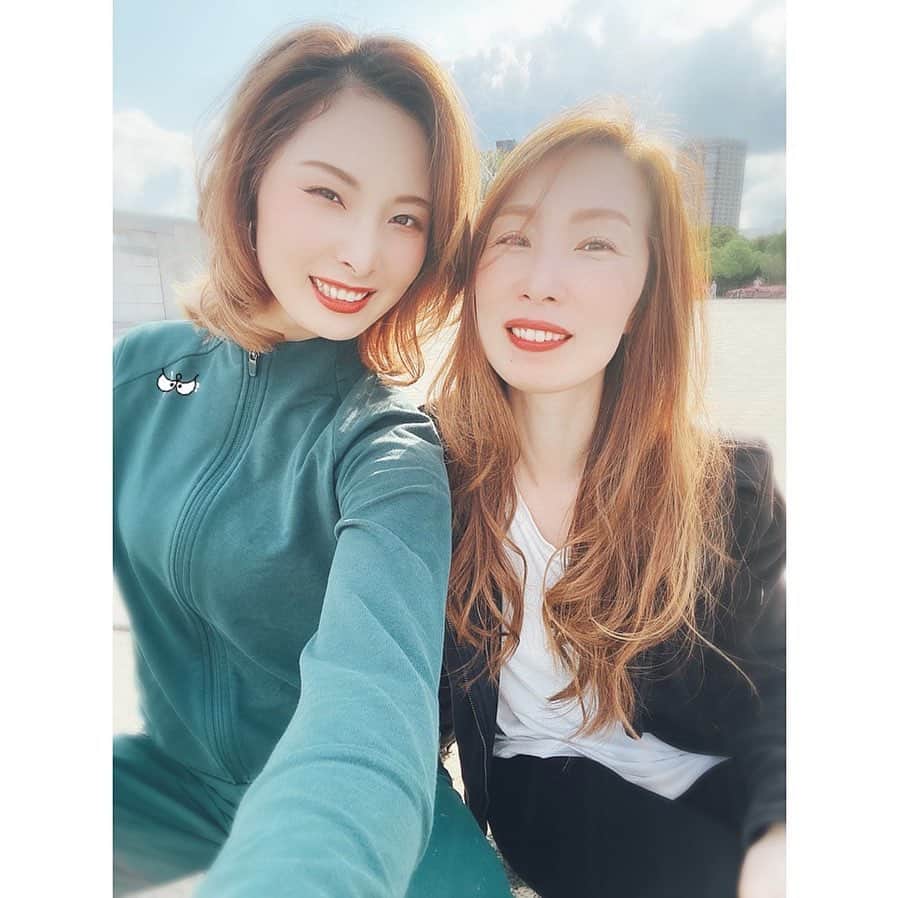 鶴岡果恋のインスタグラム：「. . 気晴らしにママと家の近くをお散歩。 天気がよくて暖かくて たまにはママも日光に浴びさせないと…😅 #のんび〜り #気晴らしに #ぷらっと散歩だけ☺︎ #似てるかな？？ ⚠︎載せ直し」