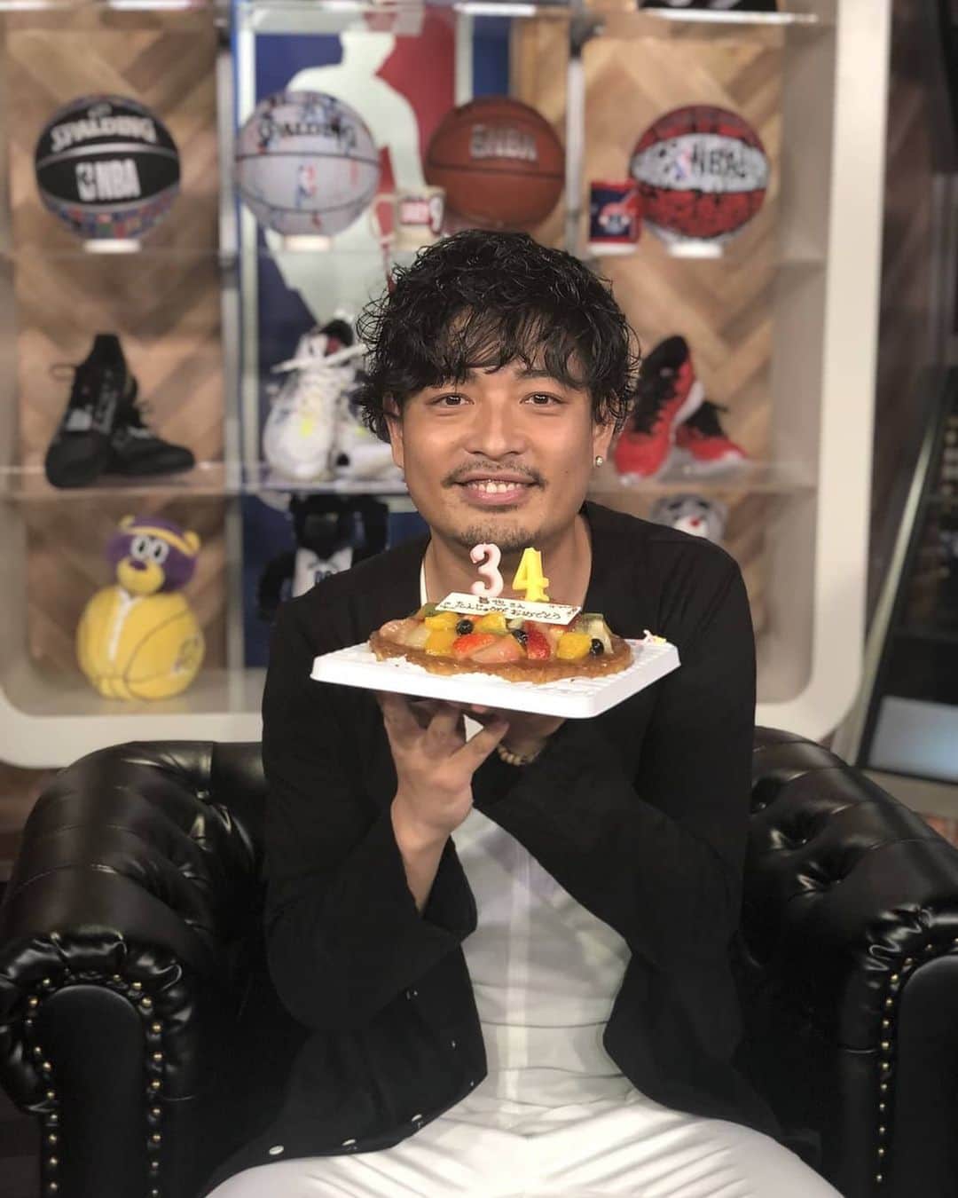 中村昌也のインスタグラム：「デイリー9で、少し早い誕生日のお祝いして頂きました〜!! 最高です！！ ありがとうございます!! 30日が誕生日ですが、今年は寂しい誕生日と思ってたから感謝です！  こうゆう時期ですが、力を合わせて乗り切りましょう〜！！ 自宅で是非観て下さい〜!! #NBA #NBARakuten #RakutenTV #DAILY9 #誕生日 #ありがとうございます！」