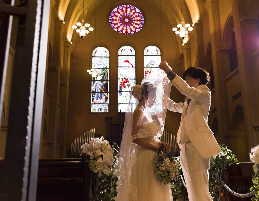 結婚式場　仙台 パレスへいあんさんのインスタグラム写真 - (結婚式場　仙台 パレスへいあんInstagram)「. #ベールアップ . . . ~~寄り添い、創る、おふたりの歴史~~ . . . . ご相談、お問い合わせはﾌﾟﾛﾌｨｰﾙのﾘﾝｸから ﾎｰﾑﾍﾟｰｼﾞへ✨ . . . . .  #パレスへいあん#結婚式を諦めないで #結婚式っていいね#未来は明るい #挙式#披露宴会場#結婚式#大聖堂チャペル #仙台式場#式場探し#会場見学 #ブライダルフェア#運命のドレス #未来の花嫁#仙台花嫁#プレ花嫁#東北花嫁 #仙台プレ花嫁#宮城花嫁#フォトウェディング #2020夏婚#2020秋婚#2020冬婚#2020結婚 #2021春婚#2021夏婚#2021結婚」4月28日 20時27分 - palace.heian