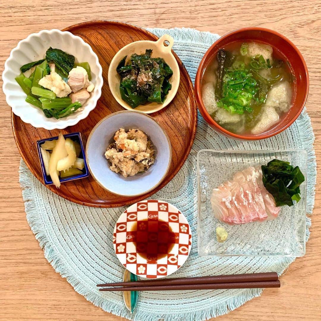 大井智保子さんのインスタグラム写真 - (大井智保子Instagram)「ありがとうございます〜広島県産「漁師の浜干し 安芸灘わかめ」をいただきました‼︎こんなんいくらあってもいいですからね😋 . というわけで、 わかめたくさんお夕飯💚 お水で戻すだけで、生わかめばりのシャッキシャキ‼︎ ナムル、お味噌汁、鯛の昆布〆の付け合わせと3パターンで。 ナムルはカープ海人の藻塩、 カープ豆皿のお醤油は江田島産と、 広島がたっぷり詰まったお夕飯になりました🍁 . . 手作り卯の花もいただいて、食卓が華やぎました😍おいしかったありがとうーっ♪♪ . . #おうち時間 #stayhome #staysafe #stayathomestaysafe  #自炊 #おうちご飯 #夕飯 #dinner #chihoko飯 #ご飯 #cooking #手料理 #わかめ #安芸灘わかめ  #和食 #和食ごはん #カープ豆皿 #豆皿 #広島県産 #広島産」4月28日 20時27分 - chihokoi