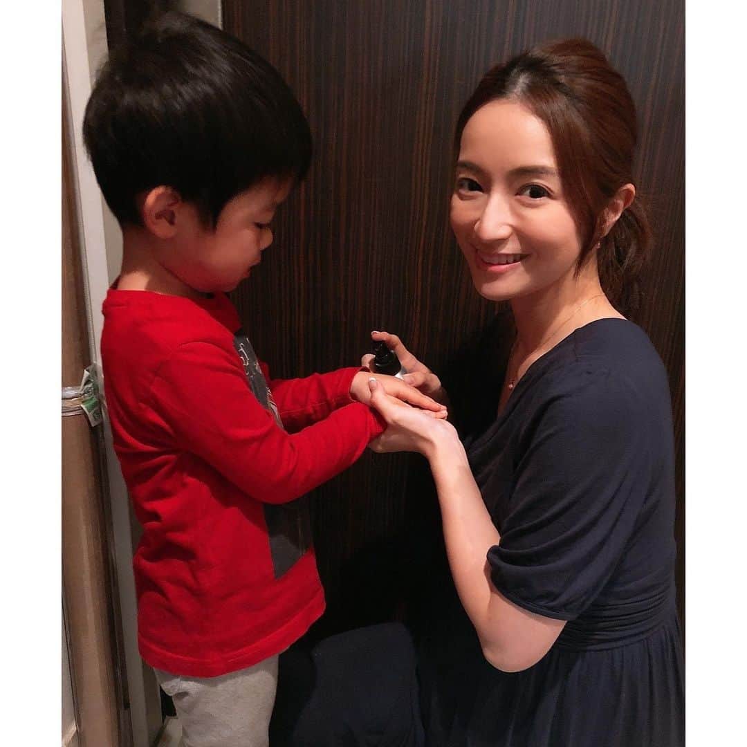Mayuko Watanabe 渡辺真由子さんのインスタグラム写真 - (Mayuko Watanabe 渡辺真由子Instagram)「出かける時マスクをつけるだけだと心配なので、最近は家族皆『ヒノキラボ』 @hinokilab_japan をスプレーしてから出かけるようにしています🥰💕 『ヒノキラボ』はウィルスと細菌対策をしながらひのきの香りを楽しめるアルコールベースの植物成分100%除菌スプレーです✨ 天然アルコールですが、スプレーした直後はアルコールが残るので少し置いてからマスクをつけるようにしています😃 除菌できるだけでなくつけた瞬間香りに癒されるので一石二鳥です😍✨ 肌に直接かけることも可能なので息子の手にも行きと帰りにシュッと一拭きしていると「良い香りー！」といつも喜んでいます👍 地球に優しいパッケージで持ち運びにも便利なサイズなのもおすすめです♡♡ 詰め替え用もあって詰め替え用はお得です🥰 ・ 自分で言うのもなんですが、、 今私自身も大事な時期なのでちょっとした買い物やお散歩でもしっかりと対策をしていきたいと思います！(^^) #hinokiLAB#ヒノキラボ #除菌#アロマ#植物成分100%#マスクスプレー#ナチュラル#ヒノキ#癒し#リラックス#コロナ対策 #ママ#子育て中#男の子ママ#妊娠9ヶ月#マタニティライフ#第二子妊娠中」4月28日 20時39分 - watanabe_mayuko