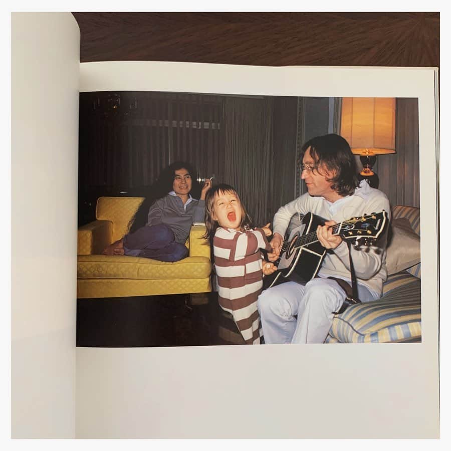 愛可さんのインスタグラム写真 - (愛可Instagram)「・ #7日間ブックカバーチャレンジ  #bookcoverchallenge #7bookcovers ・ ・ DAY  3/7  中学生の頃に、初めて買った洋楽のCDがジョン・レノンの『Imagine』でした。 当時、思春期だった私は夢に出てくるくらいジョンにのめり込んでいたものです。  亡くなった事によって神格化されていますが ジョンの人間味に触れる2冊です。 ・ ・ ・ 「ジョン・レノン 家族生活 / John Lennon A Family Album」  西丸　文也 撮影 ・ ・ ジョンと親しかった写真家西丸文也が、アシスタント時代に撮影した写真で構成された写真集。 息子ショーンとヨウコとの軽井沢や東京、NYでの家族写真 ジョンの柔らかな表情に、家族への愛が溢れています。 ・ ・ ・ 「ビートルズ革命―ジョン・レノンの告白」 ジョン・レノン　　片岡義男　訳 ・ ・ ビートルズ解散の経緯や、ポールとの確執がジョンの言葉で語られているローリングストーン誌によるインタビュー。 ジョンの持つ辛辣でニヒルなイメージの裏にある、純粋で脆くとても素直、という複雑な人柄がうかがえます。  この本には載っていませんが、 後に凶弾に倒れる前にはポールと和解していたそうだという話を聞きました。 ・ ・ どちらも古い本なので、現行で販売されているかは分かりません。  私はずいぶん昔に、神田あたりの古書店で見つけているはずです。 ・ ・ #ビートルズ革命 #ジョンレノン #ジョンレノン家族生活」4月28日 20時39分 - aikick