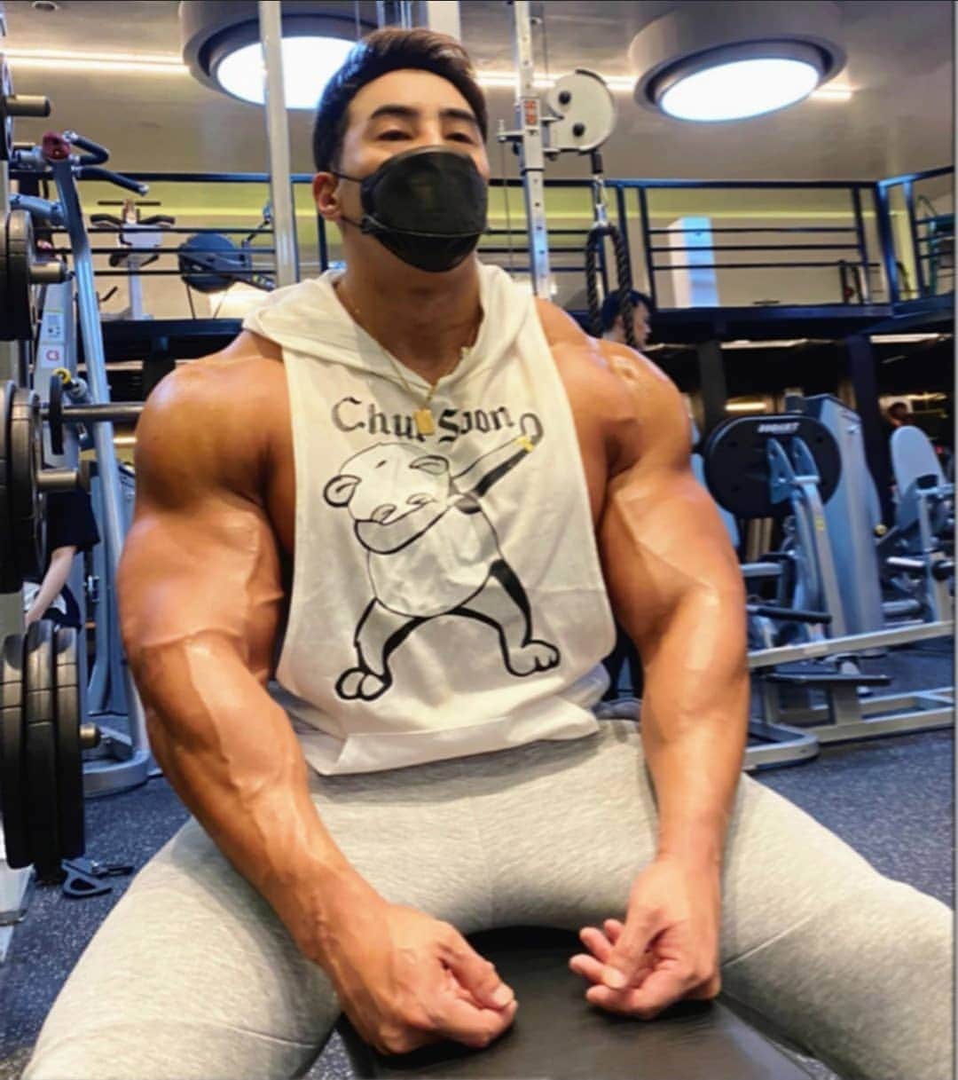 CHUL SOONさんのインスタグラム写真 - (CHUL SOONInstagram)「Anyone going to gym? . . . Huge training Program available at chulsoon.com  Follow the Facebook page to see work outs.  Facebook.com/chulsoonofficial @chul_soon @chulsoon_official (한국계정)  _____________________________ #teamchuls makeup  #mask #fitness #chulsoon #korean #fitnessmodel  #aesthetic #aesthetics #wbff #ifbb #chulsoon2020 #motivation  #fitfam  #다이어트 #gym」4月28日 20時33分 - chul_soon