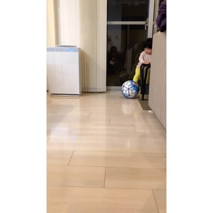 のインスタグラム：「「父の相手は大変だ」 先日、Instagramのストーリーで「いまできること、やってほしいこと、一緒にできること」を募集しました！ その中で「子どもと遊んでるところが見たい！」という嬉しいリクエストをたくさんいただきました😊 ということで、今回は「遊びたい父としぶしぶ遊んでくれる子ども」の動画を作りました🎥 どうぞ。 #森谷にできること #やってほしいこと #一緒にできること #大募集中 です」