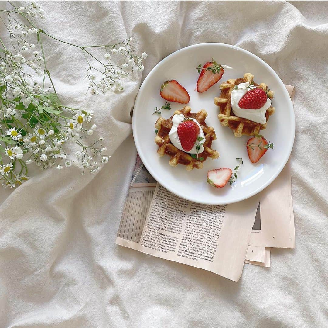 岡元優香さんのインスタグラム写真 - (岡元優香Instagram)「#ゆかのおうちカフェ　🌷 . ワッフルいちごのせ🍓🧇 . . #おうちカフェ  #おうちごはん  #おうち時間  #お家カフェ#カフェ #韓国風カフェ#cafe #홈카페놀이 #카페스타그램#카페 #점심시간 #おうちおやつ #おうちカフェごっこ #いちごワッフル #ワッフル」4月28日 20時42分 - ___o3yuka._