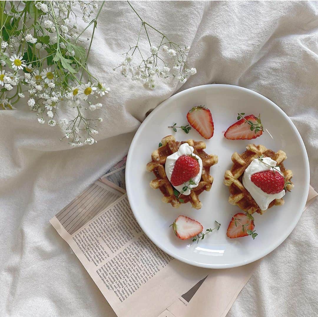 岡元優香さんのインスタグラム写真 - (岡元優香Instagram)「#ゆかのおうちカフェ　🌷 . ワッフルいちごのせ🍓🧇 . . #おうちカフェ  #おうちごはん  #おうち時間  #お家カフェ#カフェ #韓国風カフェ#cafe #홈카페놀이 #카페스타그램#카페 #점심시간 #おうちおやつ #おうちカフェごっこ #いちごワッフル #ワッフル」4月28日 20時42分 - ___o3yuka._