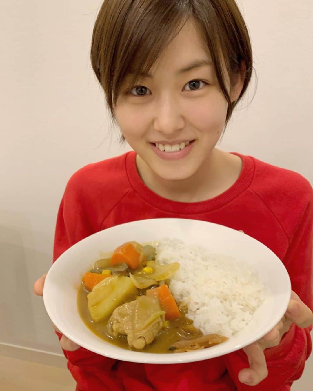 竹内愛紗のインスタグラム：「😋🍽✨ . . 今日の夜ご飯はカレーでした🍛 皆さんは何を食べましたか?? 最近はオーガニックの食品でご飯を作るのにハマってます☺️ . . #カレーは辛ぇ#オーガニック#美味しかった#また作ろう#🍛💖」