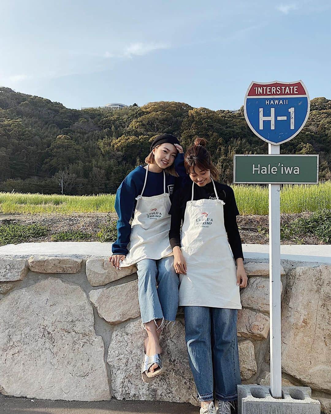 森山菜々のインスタグラム：「めちゃ過ごしにくい毎日が続いてるから、お店として何が出来るだろう。って思って始めた、配達サービス🦐🏠﻿ おうちシュリンプをしてくれる人の、おうち時間が少しでも楽しい時間になればなと思って、福岡市内を中心に色んなところに届けてるんです✌🏽🛵﻿ ﻿ 昼、夜の営業で体力的にやられてるけど、きついのはみんな一緒だよなあ🔥﻿ この戦い乗り越えれたらわたしたち人間めちゃくちゃ強いよなあ🔥﻿ ぎっくりオバさん、明日もがんばろ〜っと🔥﻿ (ぎっくり腰に関しては癖ついたなこりゃ) #LauleaShrimp #ラウレアシュリンプ」