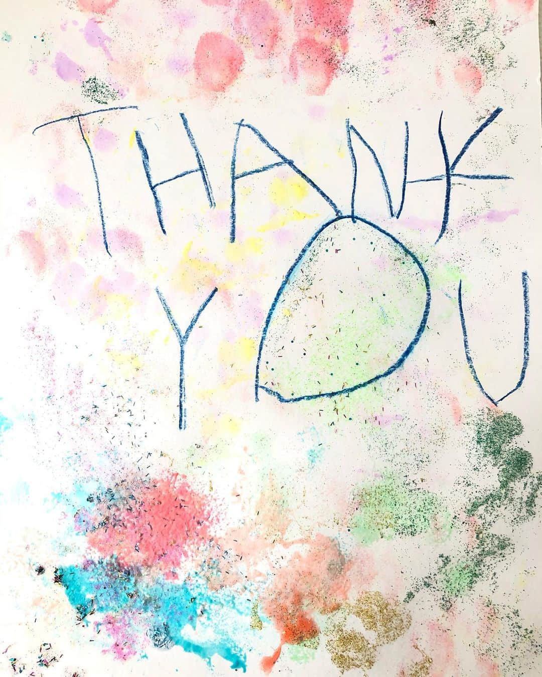髙田麻紀子さんのインスタグラム写真 - (髙田麻紀子Instagram)「❤︎ . スクールの課題で医療従事者の皆様へ感謝の手紙を描きました💗 . 👨‍⚕️👩‍⚕️がHAPPYになるようにカラフルにしよう❕と息子が色なども選びスポンジでポンポンしました☺️✨ 医療従事者の皆様へ感謝の気持ちを込めて🌈 . #thankyou #art #4yearsold #myson」4月28日 20時59分 - makikotakada