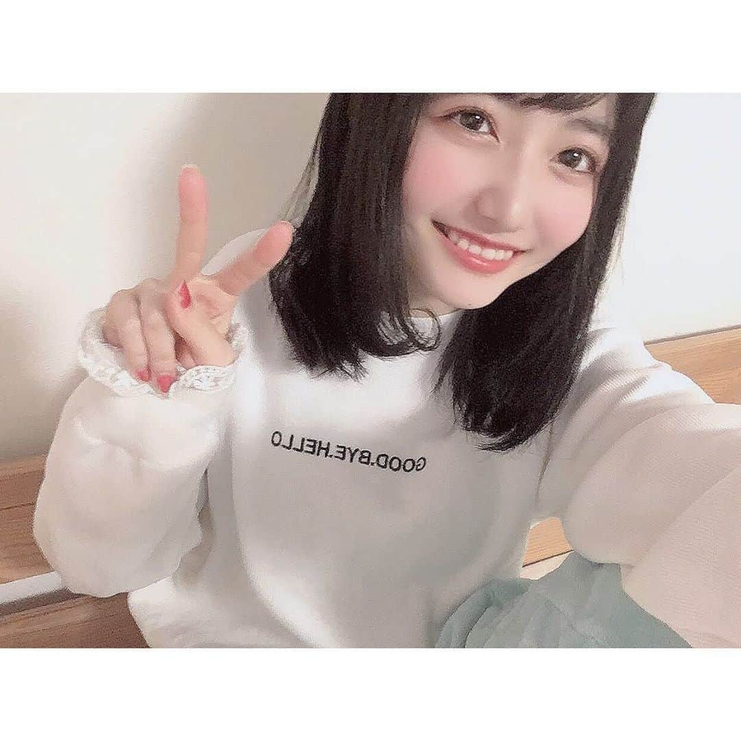加藤咲希のインスタグラム：「おうち時間のほとんどがパジャマ生活です✌🏻 . . . . この日はたまたまズボンだけ( ᷇࿀ ᷆ ) . . . . . . . . #nicola  #ニコラ  #モデル  #ニコモ  #ニコラモデル  #加藤咲希  #かとぅ  #かとっこ🐱🌸 #自撮り  #おうち時間  #パジャマ」
