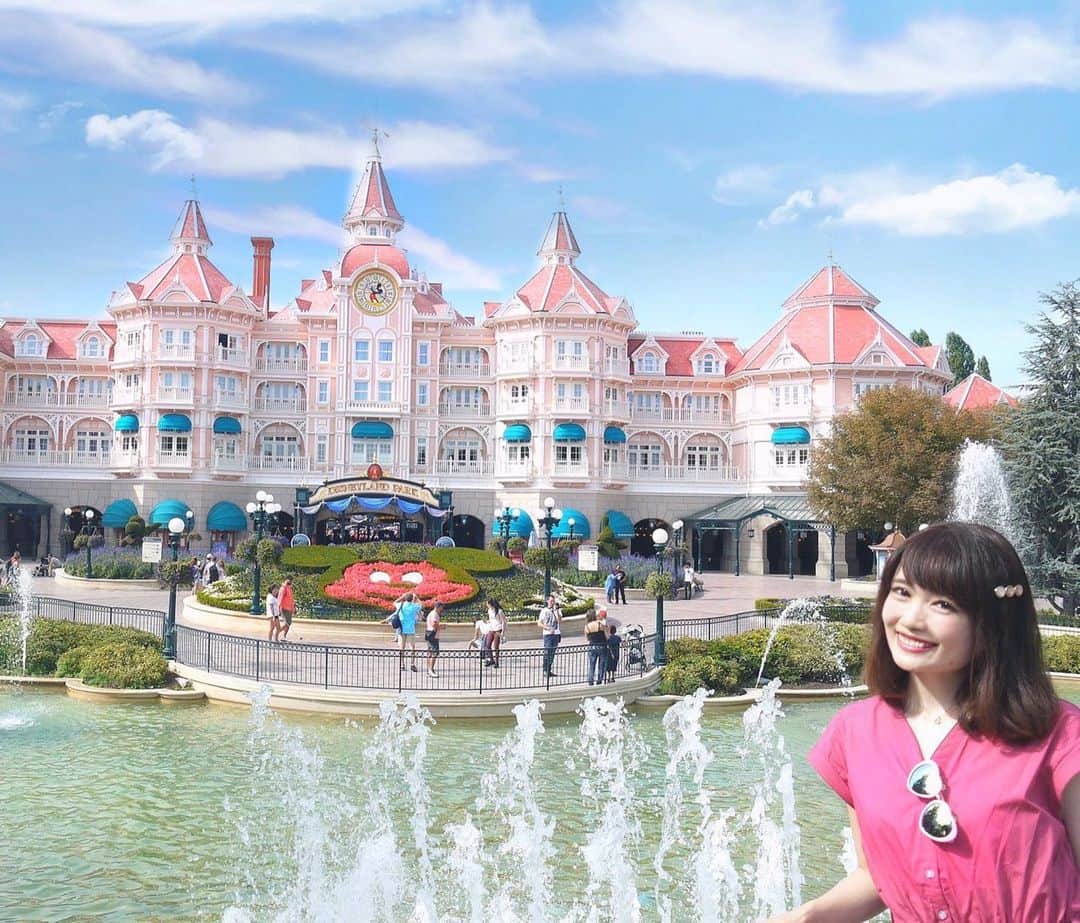 浅井麻里さんのインスタグラム写真 浅井麻里instagram またまた今回もディズニーランドパリの写真 パークの入り口にある噴水 ミッキーの顔の形の花壇 ピンクのディズニーランドホテルが見えるここ パリディズニーならではの とっても素敵