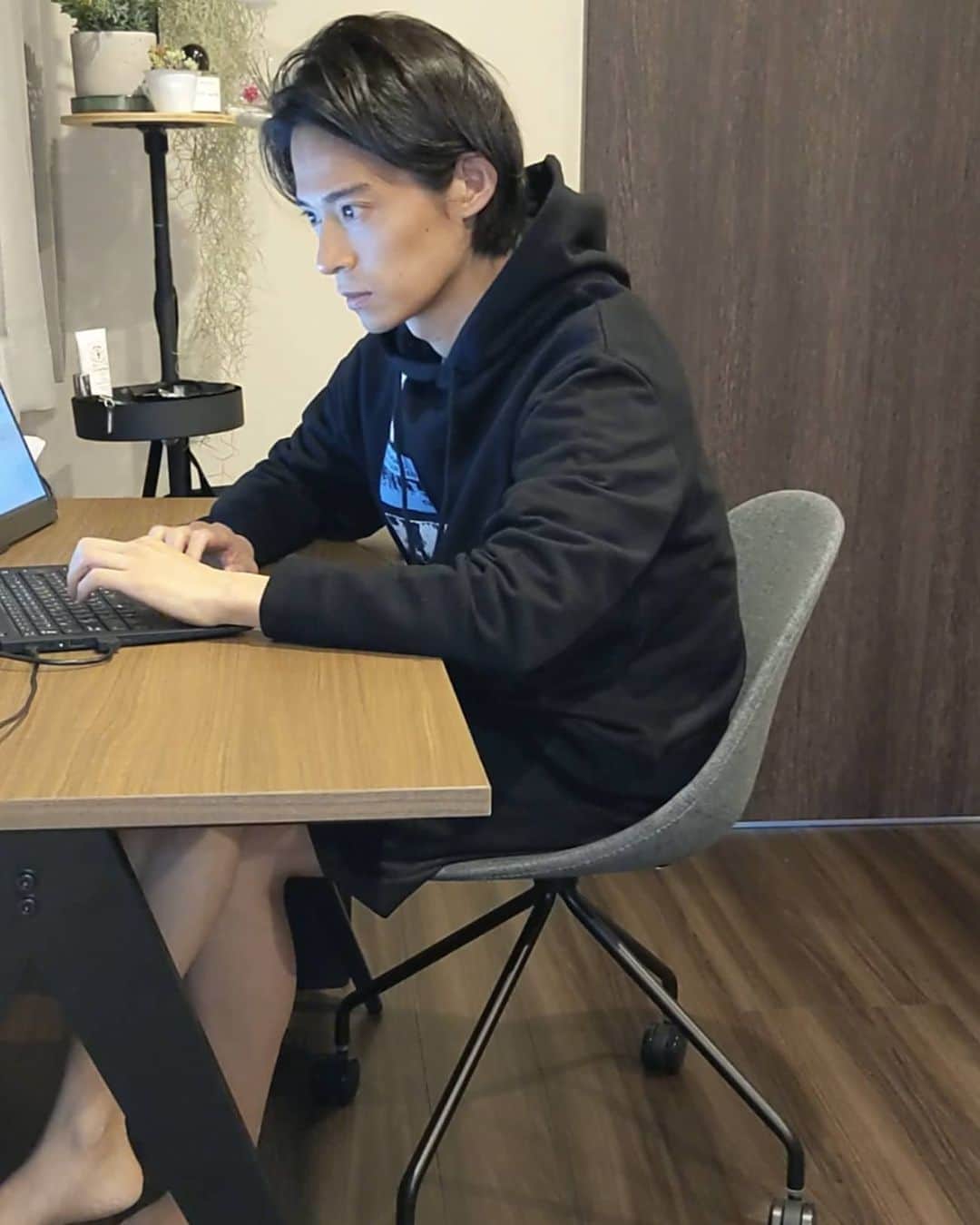 久保裕丈さんのインスタグラム写真 - (久保裕丈Instagram)「自宅ワークスタイル。働く場所を変えながら、気分転換。うちのベランダは、本当に狭いけど工夫すれば意外と快適です☺️まだ外はうす寒いので、 #mrパーカーjr スタイルで。 あと、家の中にグリーンを置くだけでもだいぶ気持ちが変わりますね！毎夜、通販で多肉植物を検索しています🌵今度は自分で寄植えとかに挑戦してみるつもり😤 あ、最近やりだした洋服タグ付け pants: @amiparis shose: @rafsimons #mrparkerjr : @rafsimons #classtyle #家具サブスクリプション #サブスクリプション #リモートワーク #テレワーク #みどりのある暮らし #mpj #ミスターパーカーjr #最後の写真は今回のカメラマン笑」4月28日 21時14分 - hirotakekubo