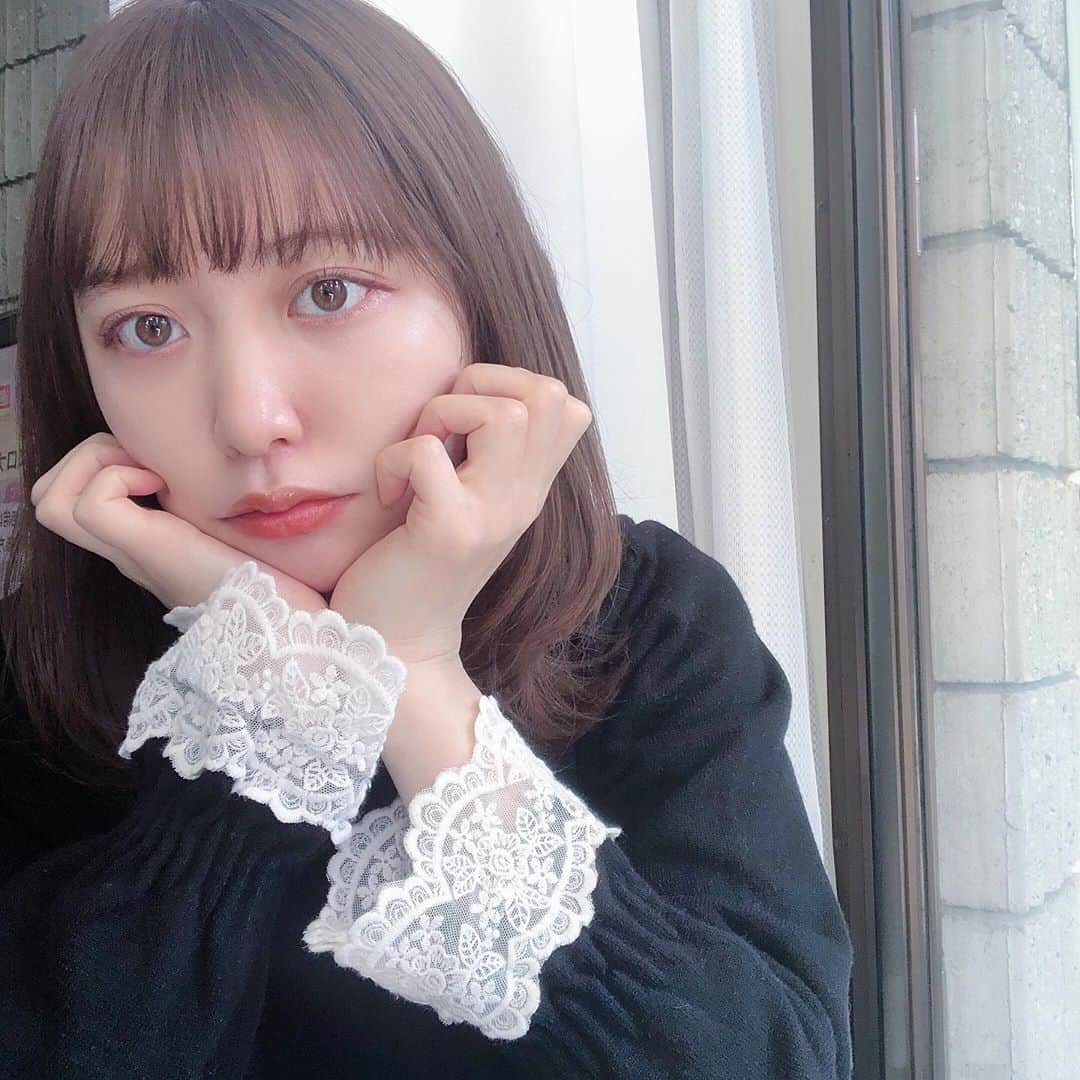 木村ミサさんのインスタグラム写真 - (木村ミサInstagram)「🤍💭﻿ ﻿ この写真でつけてる﻿ @romandyou のティント﻿ 使いやすいし﻿ 名前が APPLE BROWNって﻿ かわいいからすごく使ってる🍎﻿ ﻿ ﻿ みんなはGWどうおうち時間過ごすの？﻿ わたしは何しようか先週から考えてるけどまだ答えが見つからないよ💭💭💭﻿ ﻿ ﻿ ﻿ ﻿ #selfie #instagram #romand #lip #liptint #春メイク #リップ #おうち時間 #ロムアンド #좋아요환영 #팔로미 #오오티디 #셀카 #셀카그램 #메이크업 #뷰티스타그램 #일상﻿」4月28日 21時14分 - misaxmas