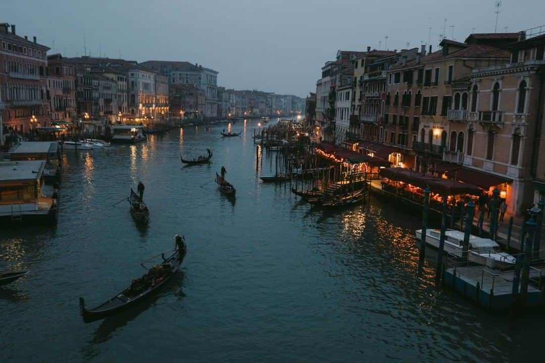 National Geographic Travelさんのインスタグラム写真 - (National Geographic TravelInstagram)「Photo by Jody MacDonald @jodymacdonaldphoto | I have to admit that when I saw all the tourists standing on the Rialto Bridge, I thought there was no way I was going to take a picture from it. But like most places I visited in Venice, it made me feel like I was transported back in time, and I couldn’t resist.  Follow me @jodymacdonaldphoto to see more images from my travels around the world. #venice #italy #travel #rialtobridge」4月28日 21時07分 - natgeotravel