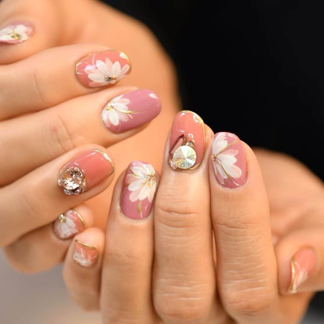 Yuka Maeda ::manicurelistのインスタグラム：「コーラルがきいてる☺️💕 . 5月6日まで休業致しております。 再開の際はお知らせさせていただきます🙇🏻‍♀️ . . . Salon data▼ ＝＝＝＝＝＝＝＝＝＝＝＝＝＝＝＝＝＝＝＝ . CADENAS -nail eyelash salon- ●Nail artist  @yuka.maeda  @yuki_cadenas ●eyelash　@cadenaseyelash  ゲストに愛と感動を…♡ . 【 LINE ＠cadenas 】 ご予約/お問い合わせはLINEよりお気軽に🤲 ▶︎▶︎#cadenasnail デザインアップしてます♡ . . access…大阪市北区堂山町16-1  中崎町駅  徒歩5分/梅田駅  徒歩6分 . tel… 06-4792-8617 ＝＝＝＝＝＝＝＝＝＝＝＝＝＝＝＝＝＝＝＝ . . . . #中崎町ネイルサロン #梅田ネイルサロン #大阪ネイルサロン #関西ネイルサロン #インスタネイル #instanails #instanail #トレンドネイル #ネイルサンプル #ネイル好きな人と繋がりたい #ネイルブック #ネイルカタログ #ネイルチェンジ #今月のネイル #にゅーねいる #春ネイル #大人かわいいネイル #ネイル大好き #ネイル💅 #ネイル部 #女子力向上委員会 #女子力 #フラワーネイル #スプリングネイル」