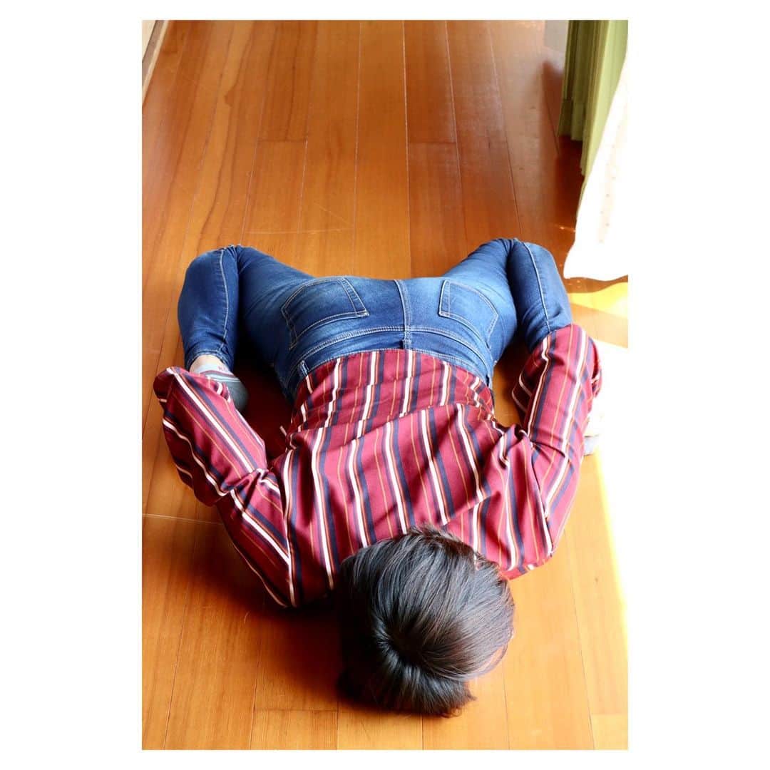 小林由佳さんのインスタグラム写真 - (小林由佳Instagram)「Stay Home 🏠 おうち時間...zzZ ・ ・ strange or not😂 ・ ・ #えんがわ部 #おうち時間🏠 #stretch」4月28日 21時20分 - yuca_tan