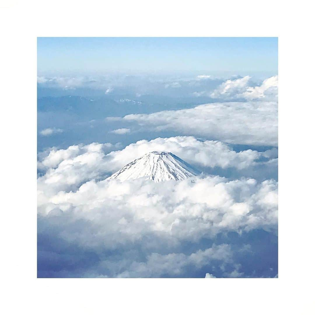 汐川ほたてのインスタグラム：「＊ いつだかの飛行機から見えた富士山🗻 寝てたんだけどふと目が覚めて外を見たら富士山だったんだよ〜💓 また飛行機乗りたいな✈️✨ #ANA #飛行機 #富士山 #飛行機からの景色」