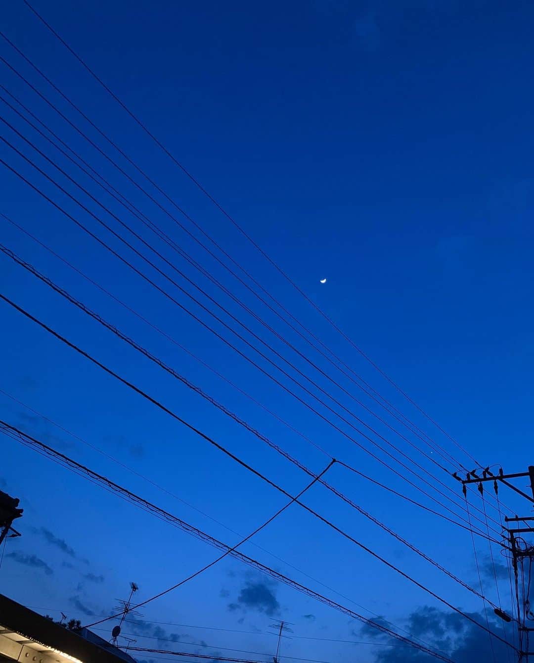 マイコ さんのインスタグラム写真 - (マイコ Instagram)「* 時間はたっぷりあるのに、 心の声を聞くこともなく 気が付けば日が暮れて 無心でカーテンを閉めることで 日々を終わりにしてきた。 そんな日の途中で 見上げた空は青く優しく 久しぶりに立ち止まりたくなる そんな夜がここにあった。 ・ ・ ・ ・ #nofilter」4月28日 21時21分 - maicorori