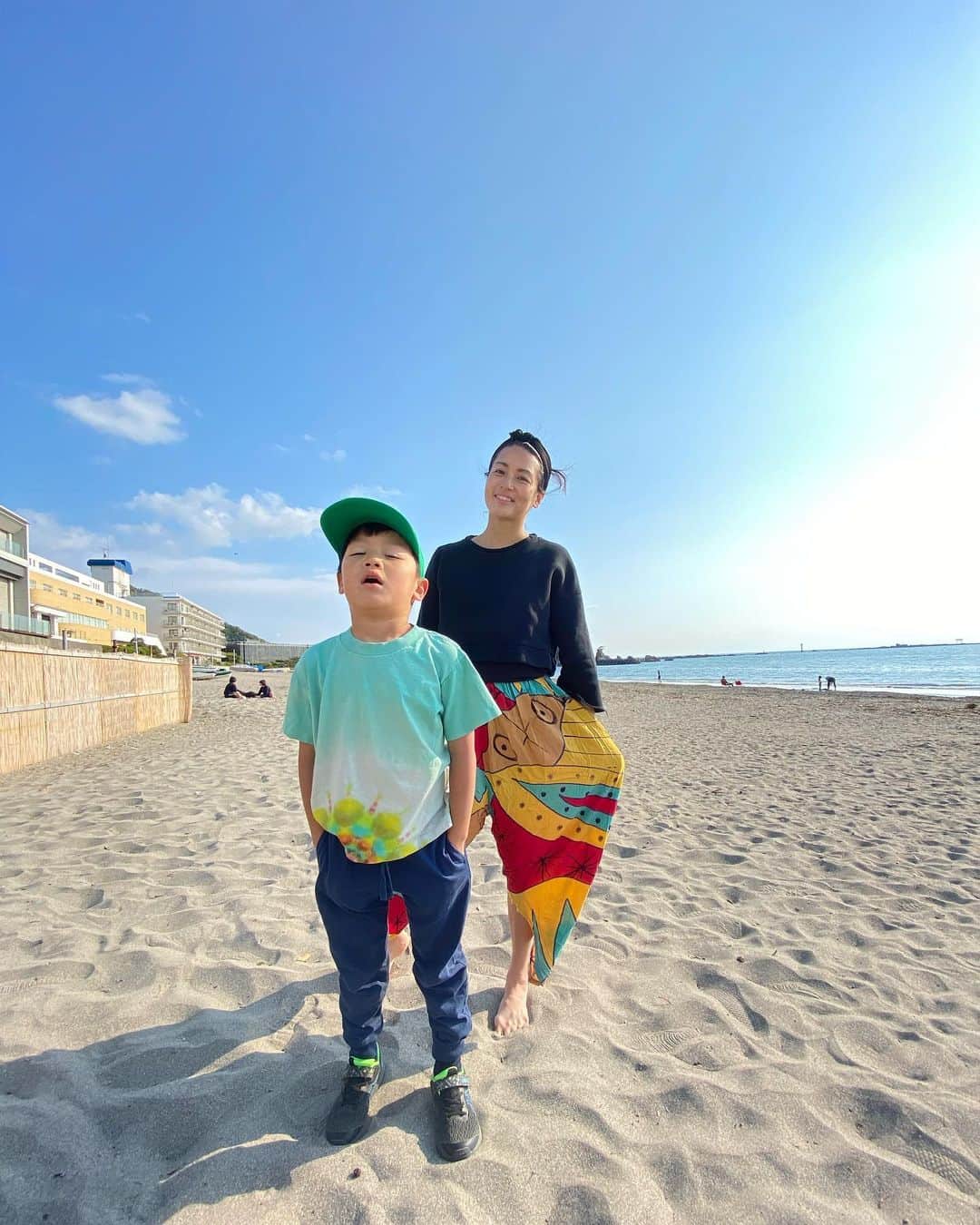 桃生亜希子さんのインスタグラム写真 - (桃生亜希子Instagram)「海散歩。 　海の水がいつもより澄んでいることに気づく。 　私達がじっとしている間に、自然の生き物達は　どんどん元気になっているようだ。 　収束後、ただ元通りになるのではなく、自然とうまく共存しながら進化できると最高だな。 #街角シリーズだよ」4月28日 21時21分 - pinokosugar