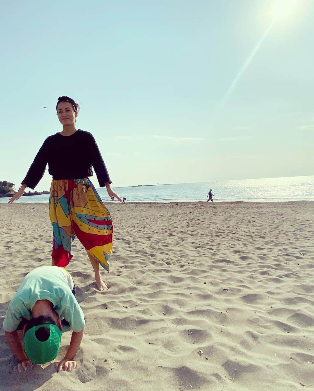桃生亜希子さんのインスタグラム写真 - (桃生亜希子Instagram)「海散歩。 　海の水がいつもより澄んでいることに気づく。 　私達がじっとしている間に、自然の生き物達は　どんどん元気になっているようだ。 　収束後、ただ元通りになるのではなく、自然とうまく共存しながら進化できると最高だな。 #街角シリーズだよ」4月28日 21時21分 - pinokosugar