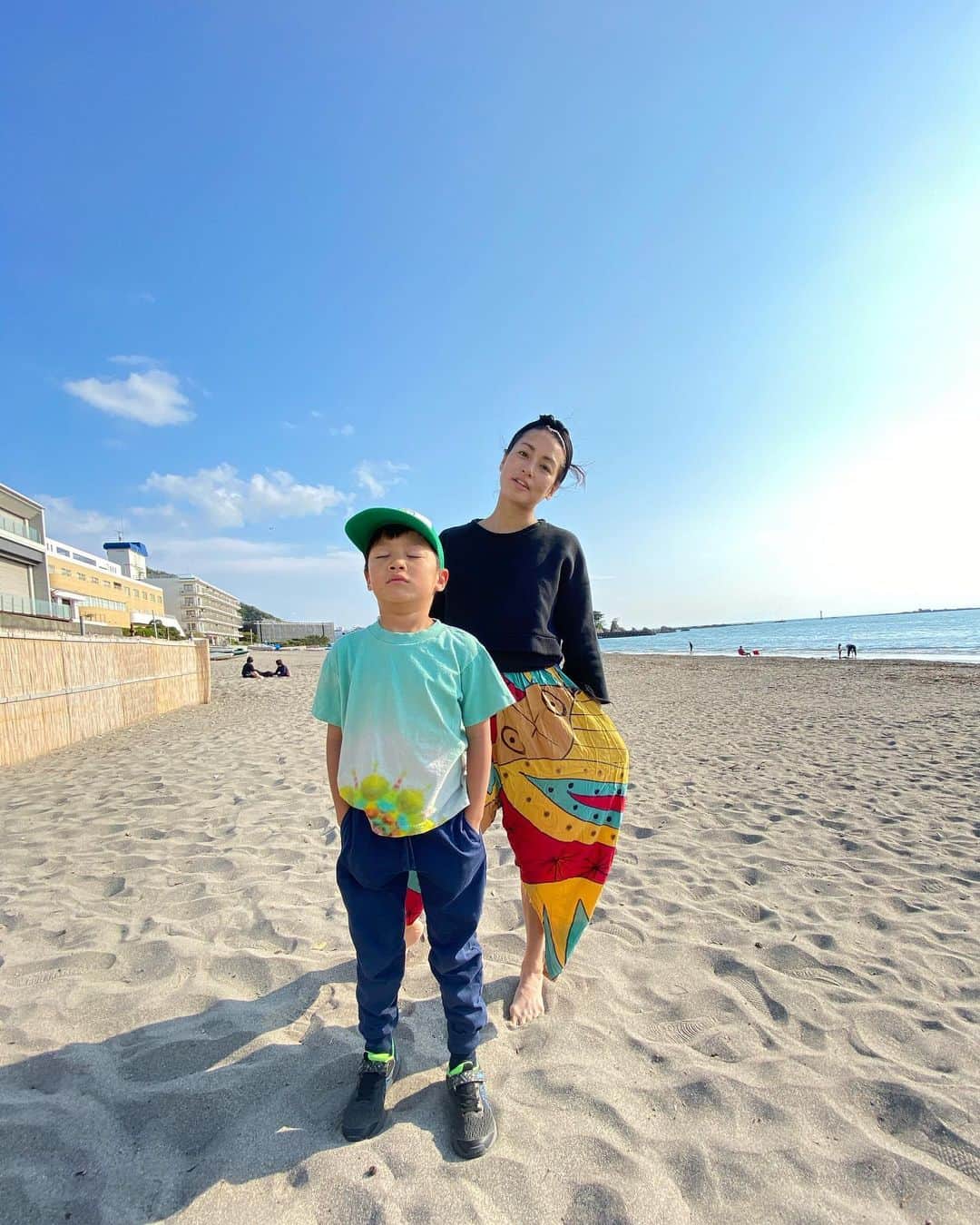 桃生亜希子さんのインスタグラム写真 - (桃生亜希子Instagram)「海散歩。 　海の水がいつもより澄んでいることに気づく。 　私達がじっとしている間に、自然の生き物達は　どんどん元気になっているようだ。 　収束後、ただ元通りになるのではなく、自然とうまく共存しながら進化できると最高だな。 #街角シリーズだよ」4月28日 21時21分 - pinokosugar
