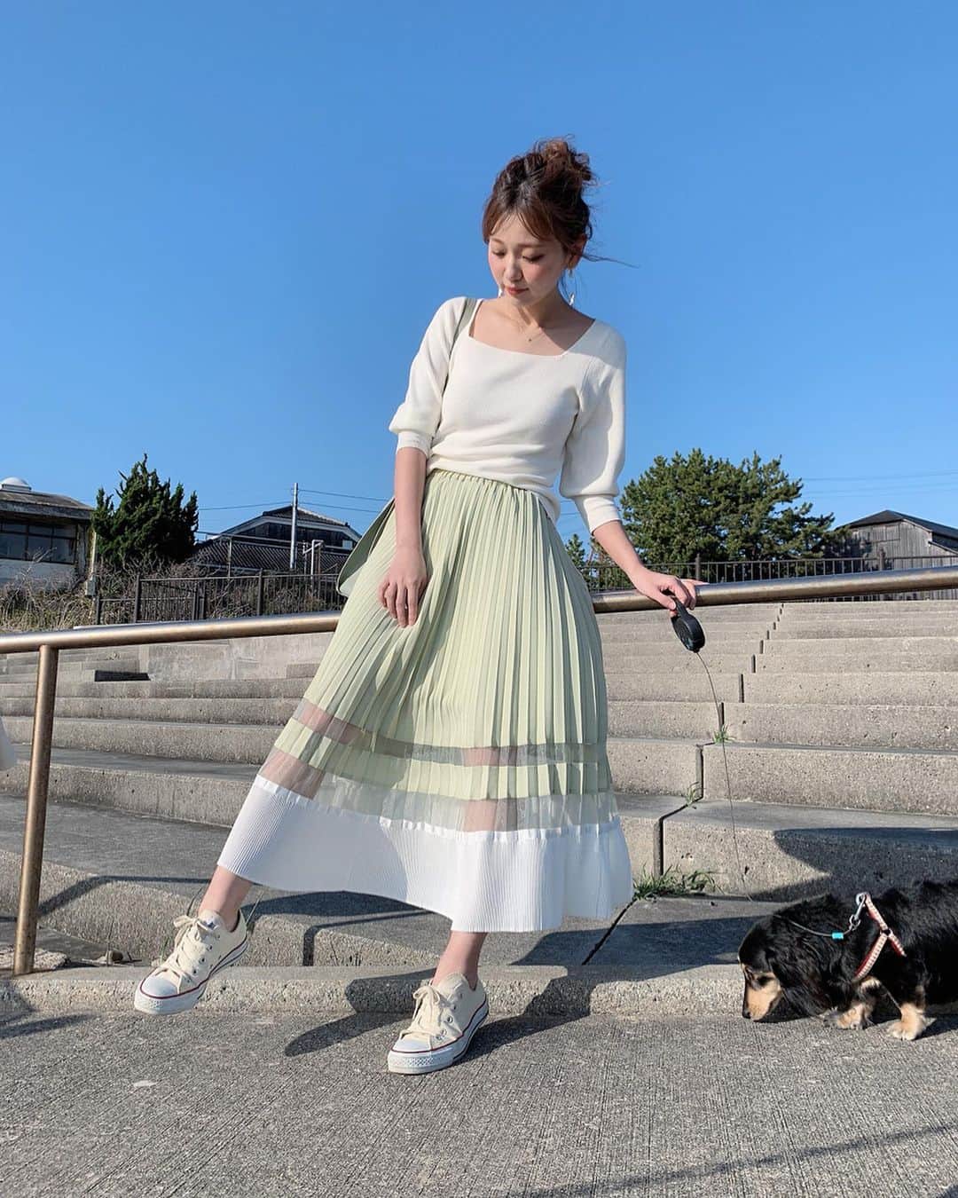 いっちゃん/嶋津 いつみのインスタグラム：「. . 質問もらってたこの時のコーデは 👚 @mercuryduo_com 👖 @eimyistoire_official  でーす☝🏻💕 . . . . トップスはシンプル使いやすくて 着回し力バツグンやし スカートは春らしい爽やかな色で 今季のお気に入り😍💓💓💓 . . . 裾部分のシースルーが抜け感出してくれるから シルエットがもったりしなくて 足長効果あるよー🙌🏻🌈 . . . . . #関西  #関西サロモ  #サロンモデル #サロモ #いっちゃん  #フリーモデル #関西モデル  #あざといっちゃん #かわいっちゃん #いっちゃんコーデ #ブライダルモデル #アレンジモデル #ヘアカラー  #ヘアアレンジ  #ロングヘア #スーパーロング  #ootd  #コーデ  #春コーデ」