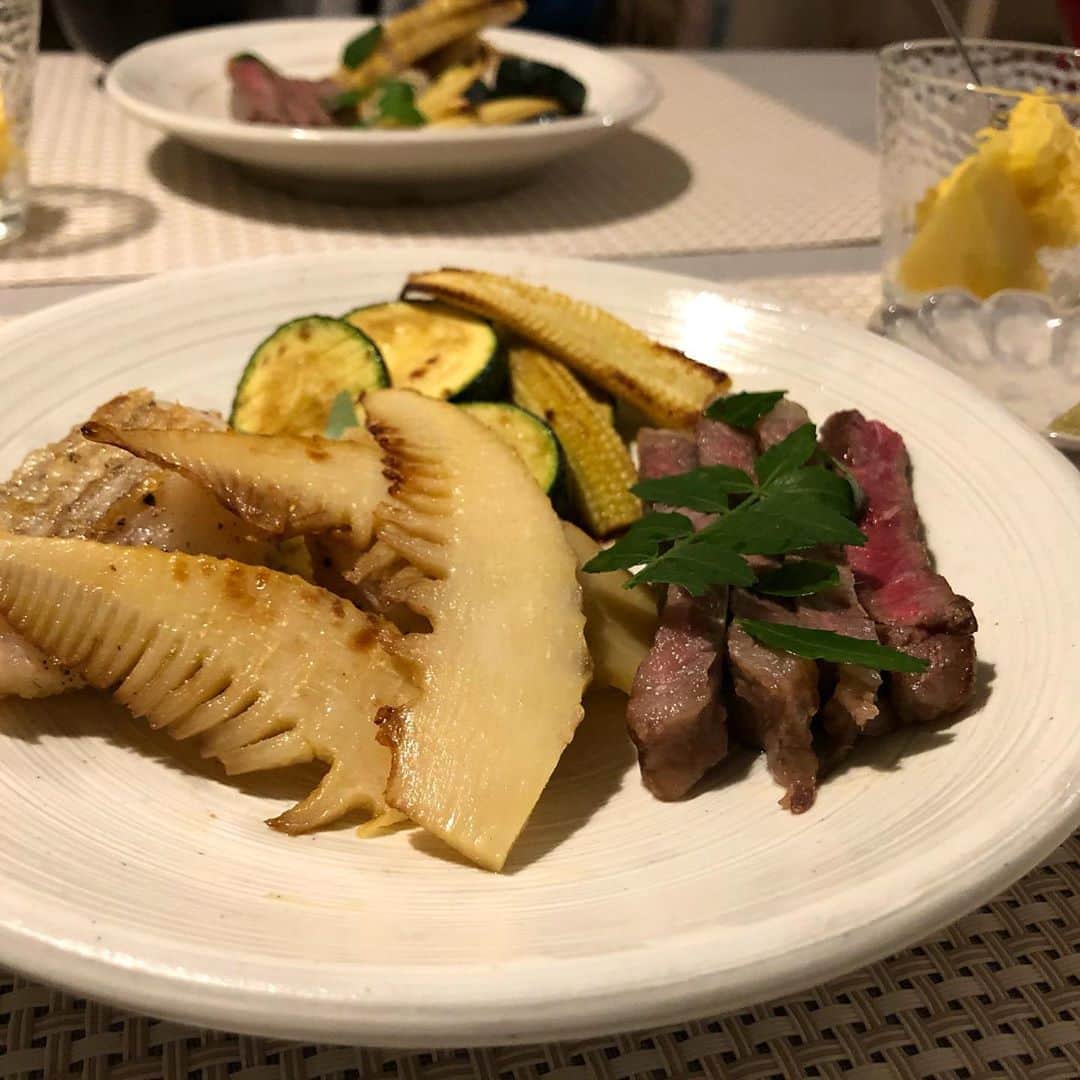 川島令美のインスタグラム：「茹でたたけのこ、とりあえず軽くお塩とオリーブオイルでソテーに。 最近お気に入りの #金笛しょうゆ でシンプルに食べれば至福✨ #うちごはん #よるごはん #たけのこ」