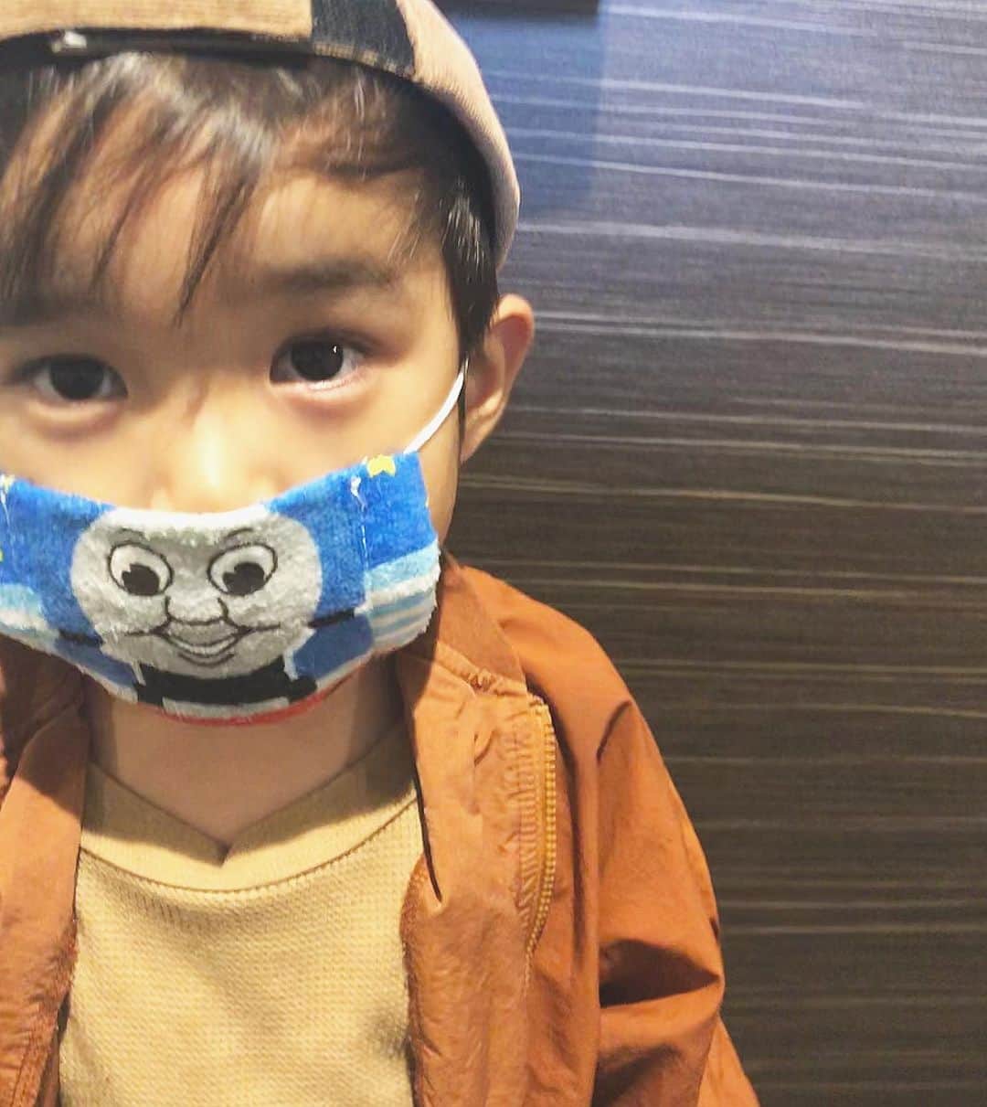 のインスタグラム：「佐賀のおかあさん手作りマスク😷✨﻿ トーマスだから喜んで着けてる♡﻿ #早く普通の生活に戻れますように ﻿ ﻿ #２歳10ヶ月﻿ #手作りマスク﻿ #男の子ベビー﻿ #男の子ママ ﻿ #2歳差兄弟 ﻿ #2歳差育児 ﻿ #関東ママ」