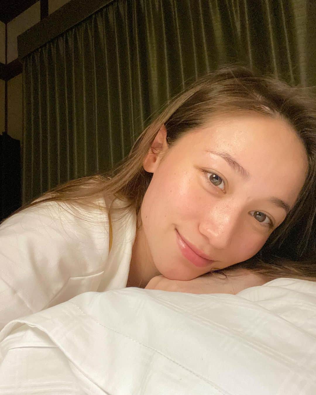 のインスタグラム：「. みんなはお家時間どうしてる？🤓 . 最近はテレビとか付けずに 音楽流して歌ったり踊ったりしてる🕺✨ . もっと眉尻らへんの眉毛生えて欲しい🤨 . . #おうち時間 #セルフィー #すっぴん #ハーフ #モデル #selfie #model #polaca #mestiça」