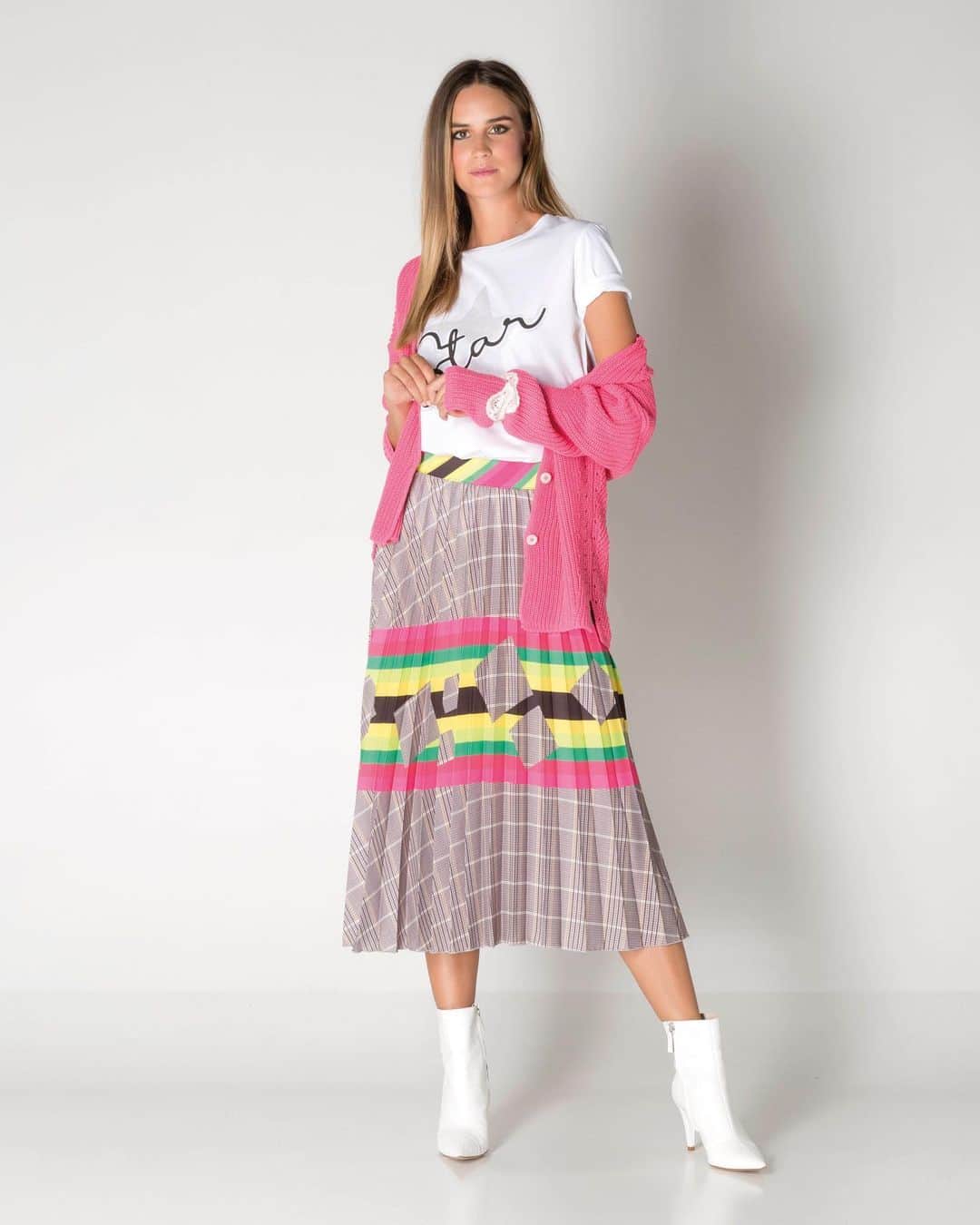 クリスティーナガヴィオリのインスタグラム：「Brighten up your wardrobe by adding some colors. 💖 Fly in love with the new #CristinaGavioli SS20 Collection available in boutique and online at www.cristinagavioli.it  #cristinagavioli #MadeinItaly #cristinagavioliss20」