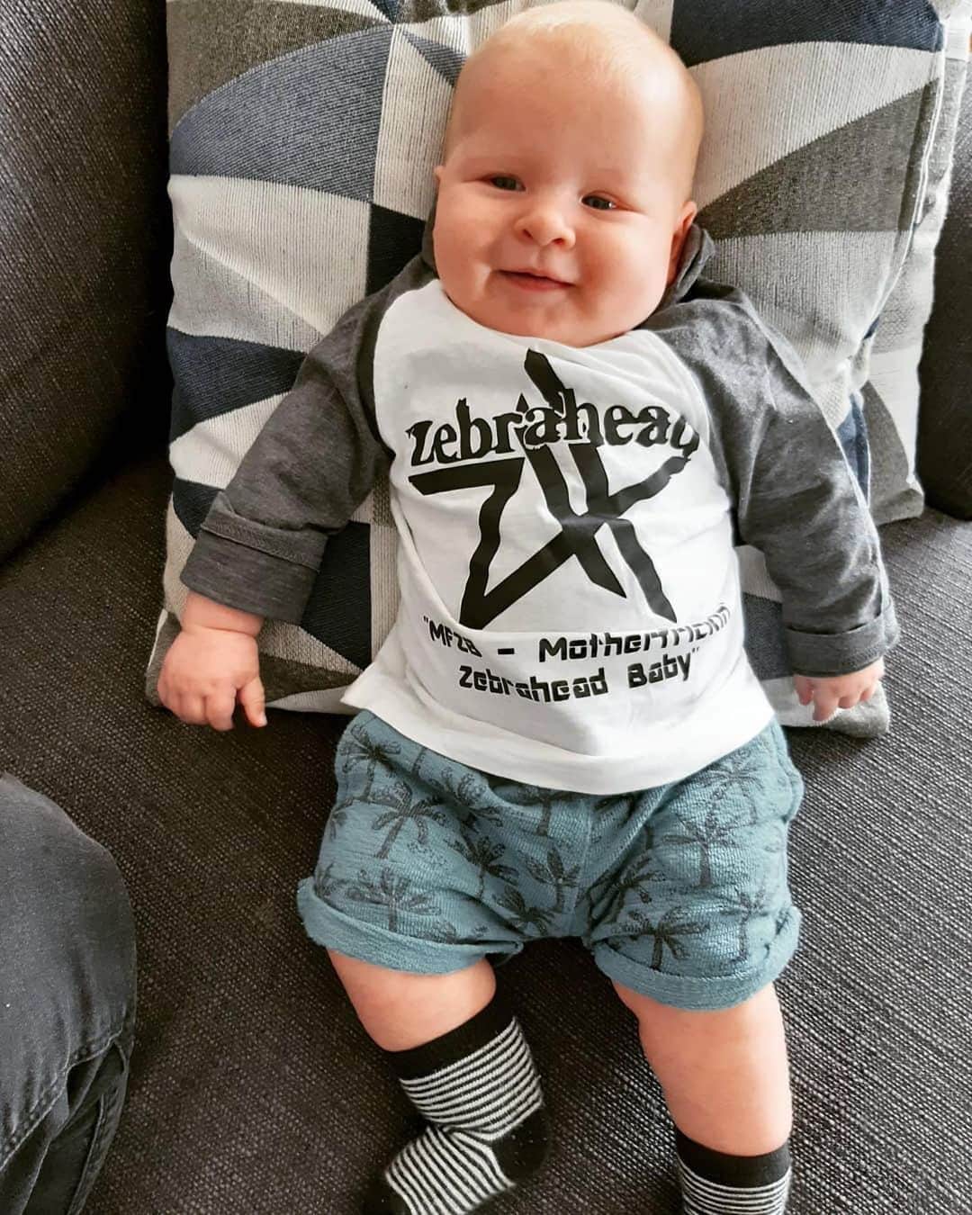 Zebraheadさんのインスタグラム写真 - (ZebraheadInstagram)「This cute 4 month old baby has changed what MFZB stands for. It's now "MotherFricken Zebrahead Baby" 👶 baby provided by @nikitaclln #Zebrahead #mfzb #baby」4月28日 22時01分 - zebraheadofficial