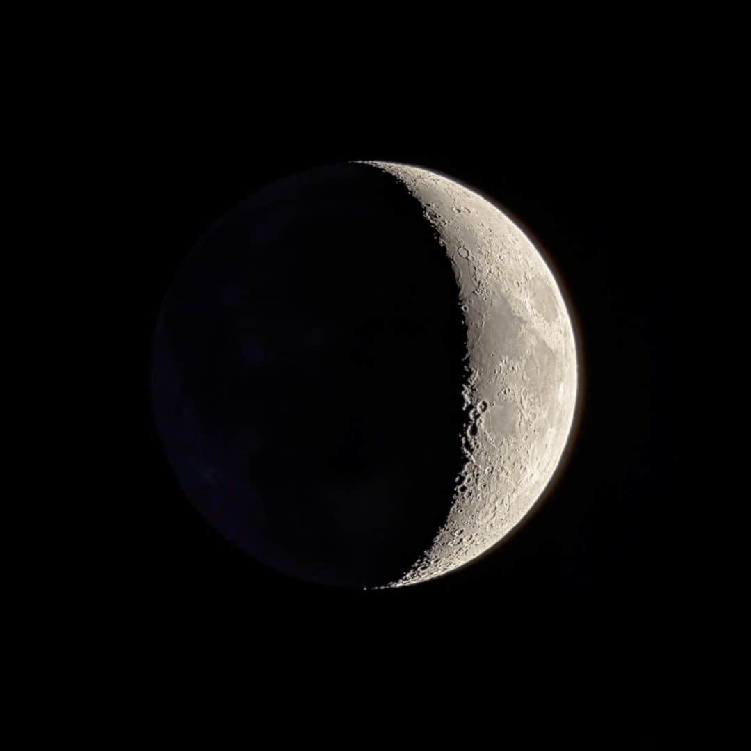 KAGAYAさんのインスタグラム写真 - (KAGAYAInstagram)「本日宵の六日月です。 （東京にて、望遠鏡を使って撮影） 今日もお疲れさまでした。 #moon」4月28日 22時03分 - kagaya11949