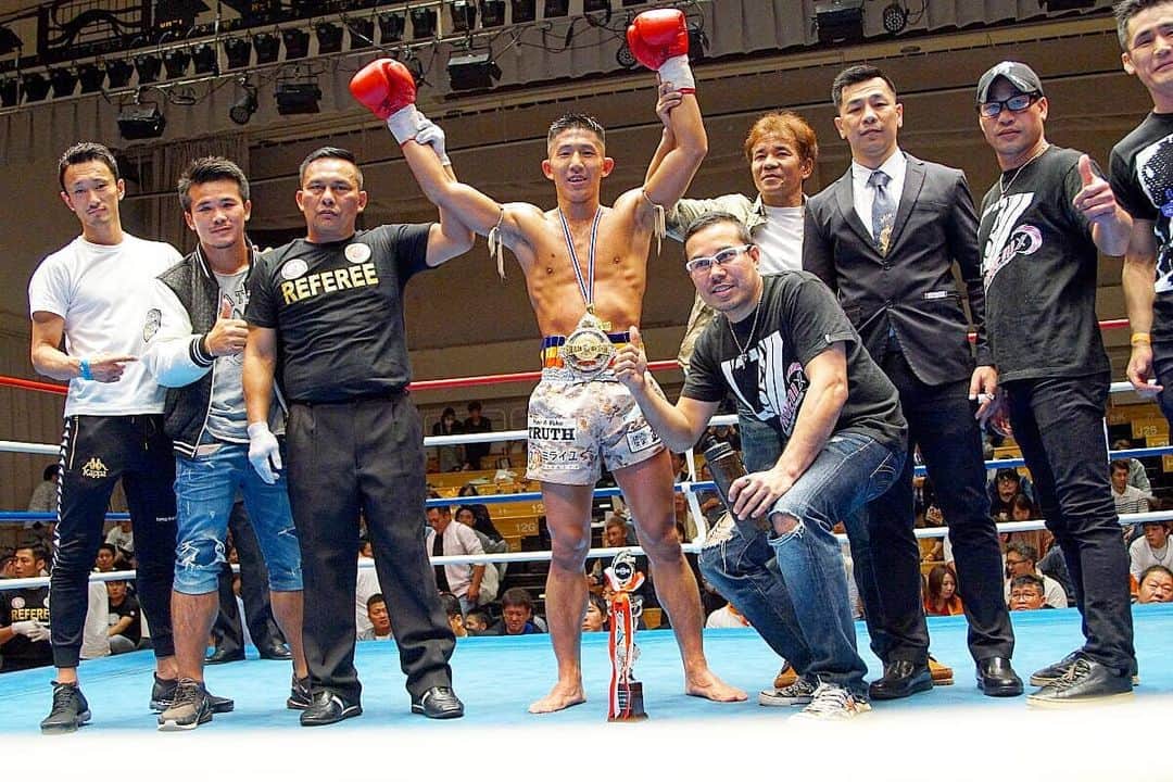 梅野源治のインスタグラム：「お世話になった人に義理を通して、しっかりとした覚悟があるのなら、やりたいことをやりたいようにするのが一番いい👍　一度しかない人生！ メチャクチャ応援してるから頑張れ！  @shunsuke_miyabi ‪【ご報告】‬ 本日2020年4月28日をもちまして、‪3本の日本タイトルを返上しキックボクシングから総合格闘技へ転向します。 転向に伴い所属していたPHOENIXもマネジメント契約解消し退会する運びとなりました。 ‪‬ PHOENIX HPにてご挨拶させていただきました。 ■PHOENIXと雅駿介選手とのマネジメント契約解消のお知らせ■ https://phoenix-kick.com/players/1811/  PHOENIXに入って6年。 プロデビューしてから5年。 PHOENIXの看板を背負って5年間闘えたことを誇りに思います！ 最高の時間でした！！ 今後は総合格闘技の世界で１番になるために、人生懸けて勝負します。‬ ‪絶対１番になる。‬ ‪これからも応援お願いします！‬ ・トータルレコード 20戦17勝3敗 (6KO) ‪ ・獲得タイトル ムエタイオープン ライト級王者 スック・ワンキントーン ライト級王者 ＷＭＣ日本 ライト級王者  雅　駿介」